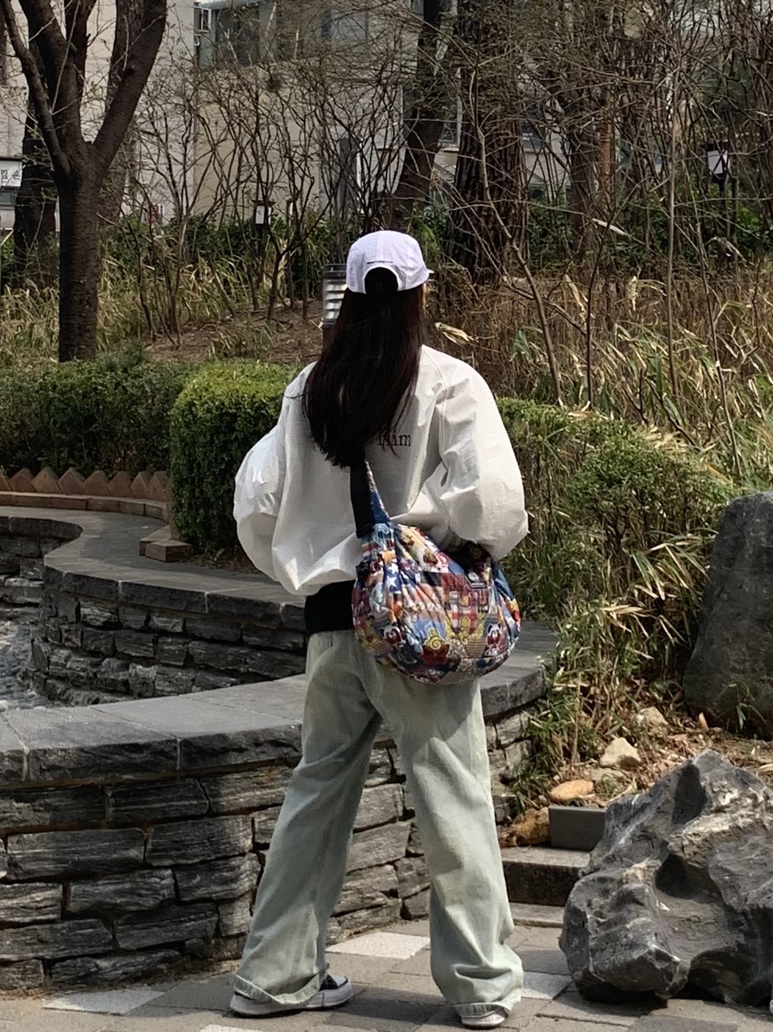 (W) Matin Kim Logo Coating Jumper Ivory, Maison Mihara Yasuhiro Peterson OG Sole Canvas Low Sneakers Black 착용 스타일 - 3
