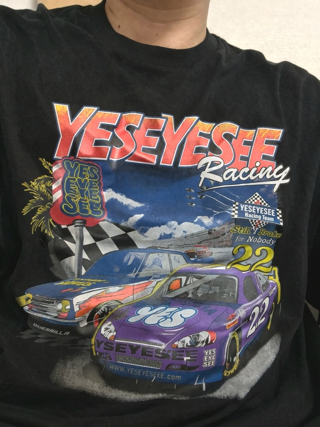 YESEYESEE Racing Tee Black 착용 스타일