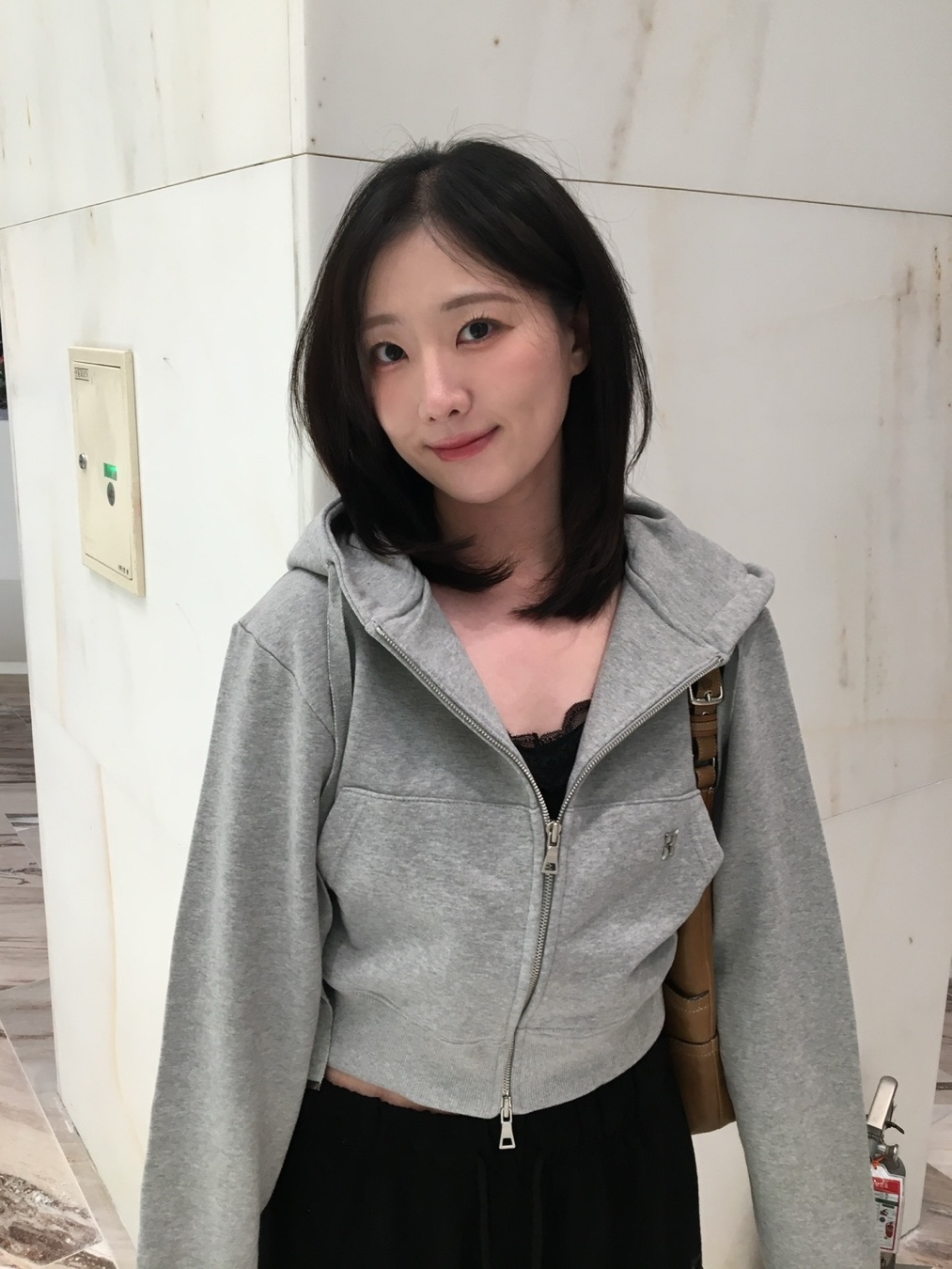 PHOS333 W Basic Crop Hood Zip Up 착용 스타일 - 2