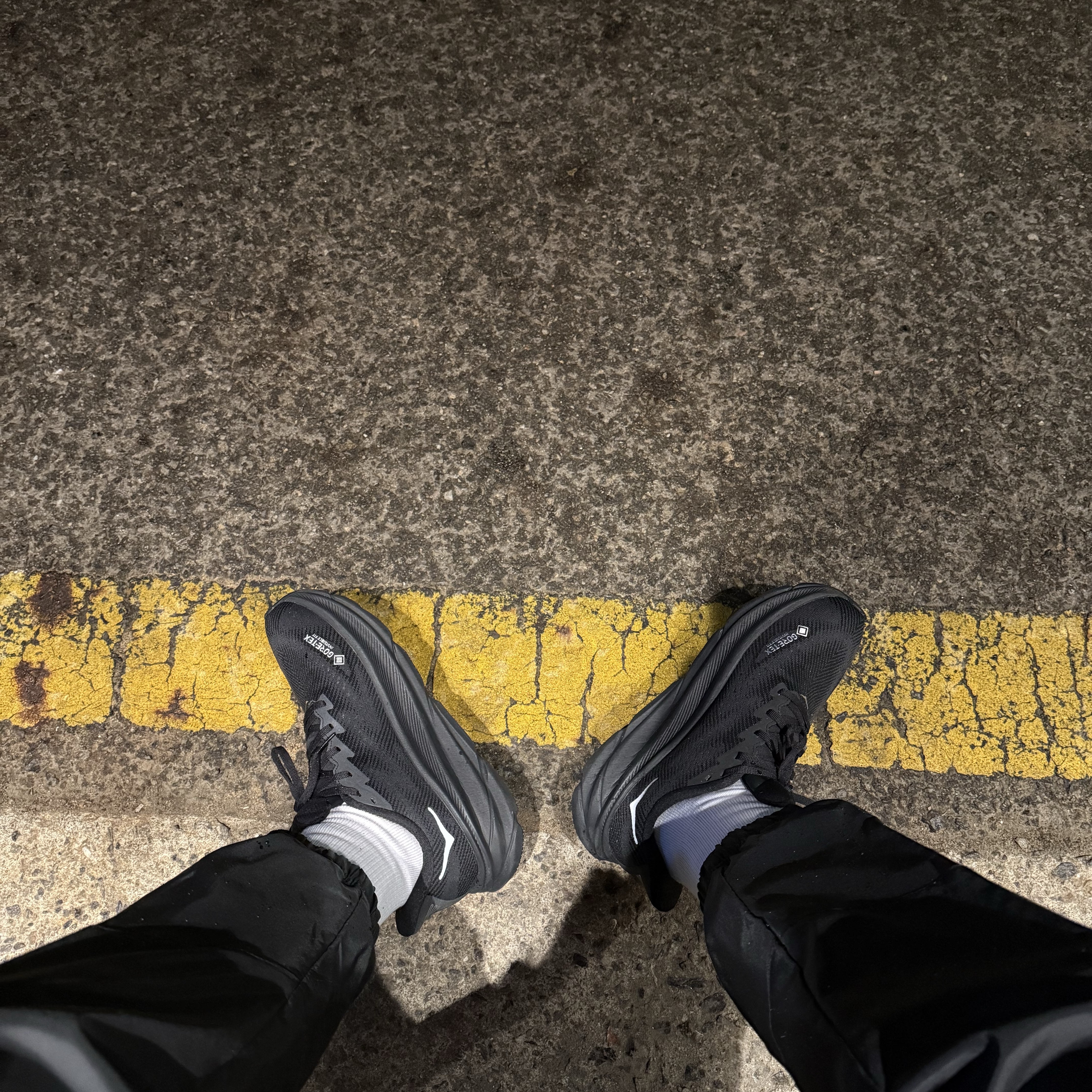 Hoka Clifton 9 GTX Black 착용 스타일