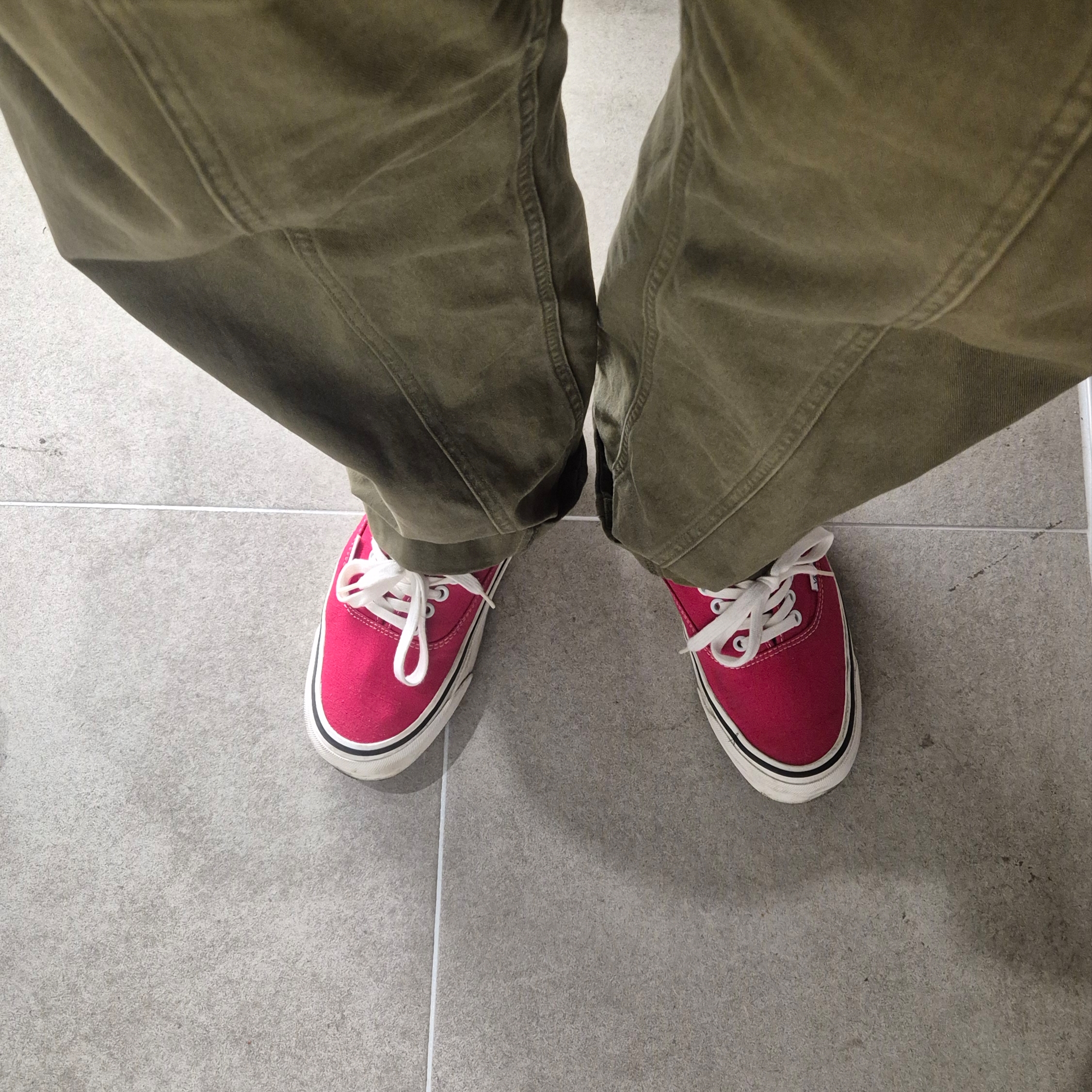 Vans Authentic 44 DX Anaheim Factory Racing Red 착용 스타일