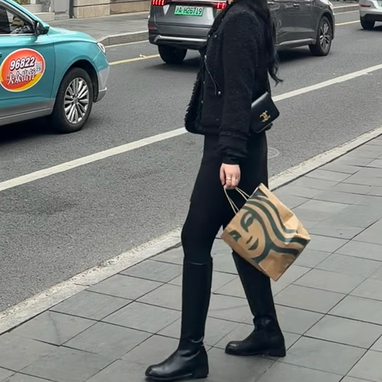 Celine Teen Triomphe Bag in Shiny Calfskin Black 착용 스타일