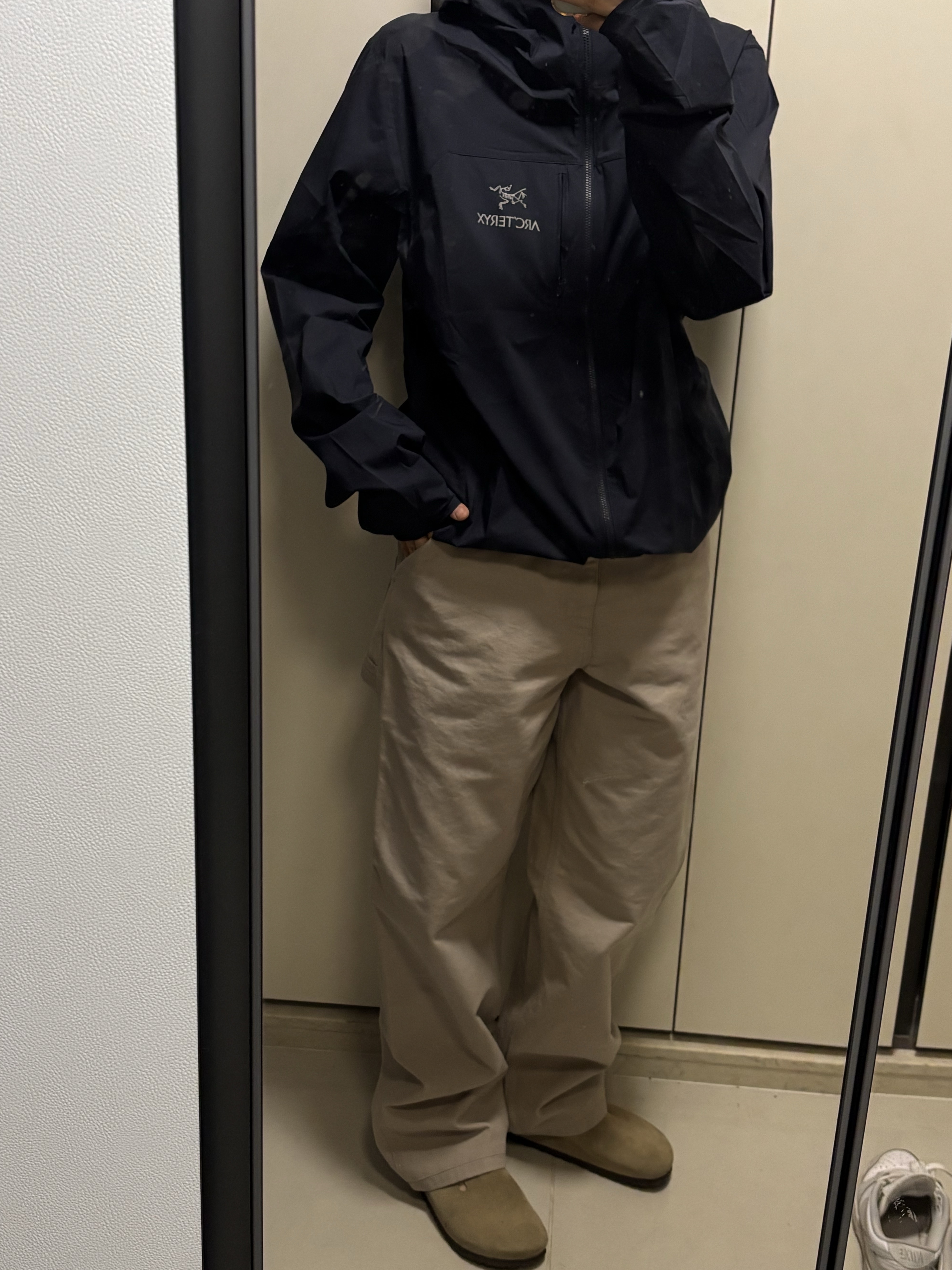 Arc'teryx Squamish Hoody Black Sapphire, Carhartt WIP Single Knee Pants Dusky Beige 착용 스타일 - 1