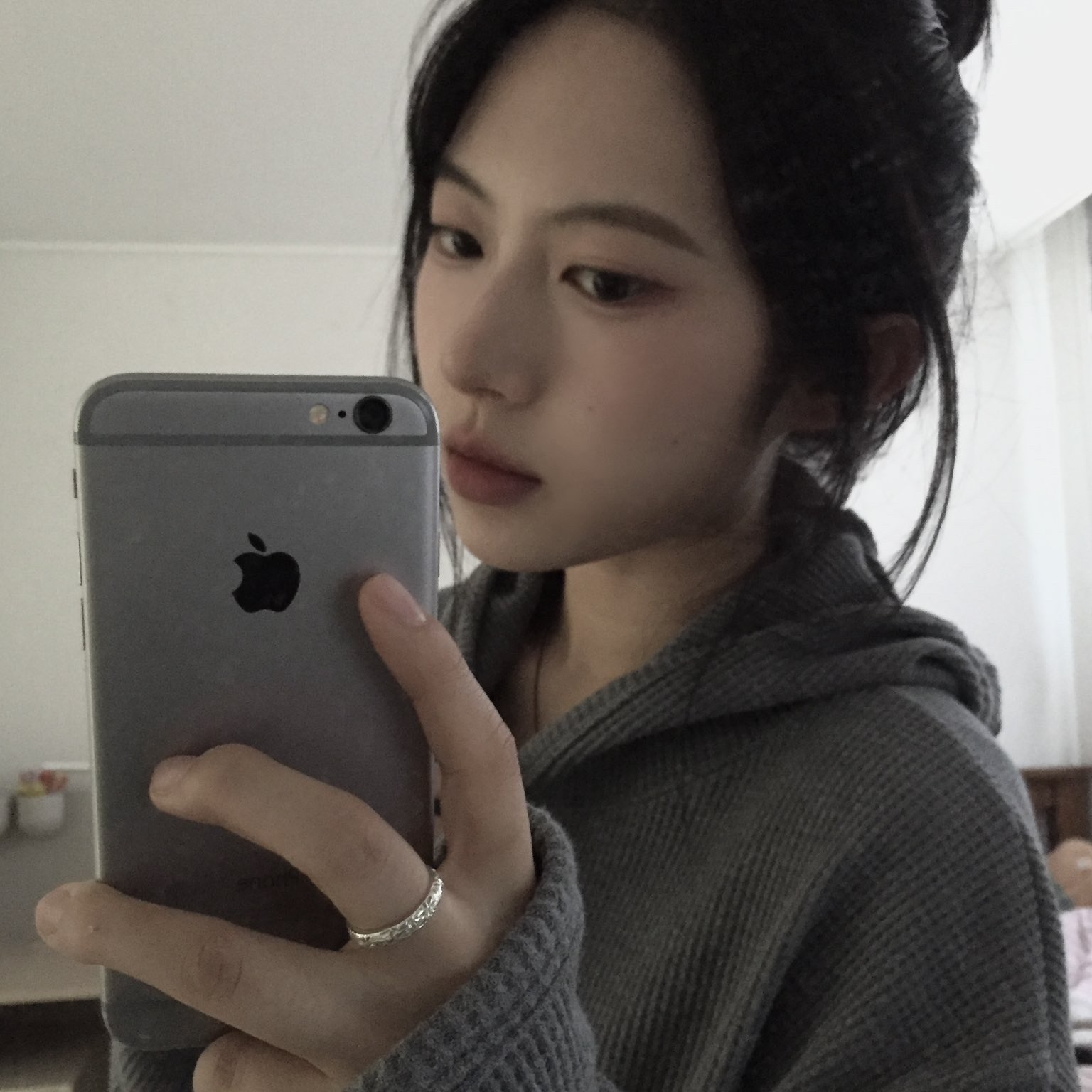 SLOW RECORD HOUSE Waffle Fingerhole Hood Blue Grey 착용 스타일 - 1