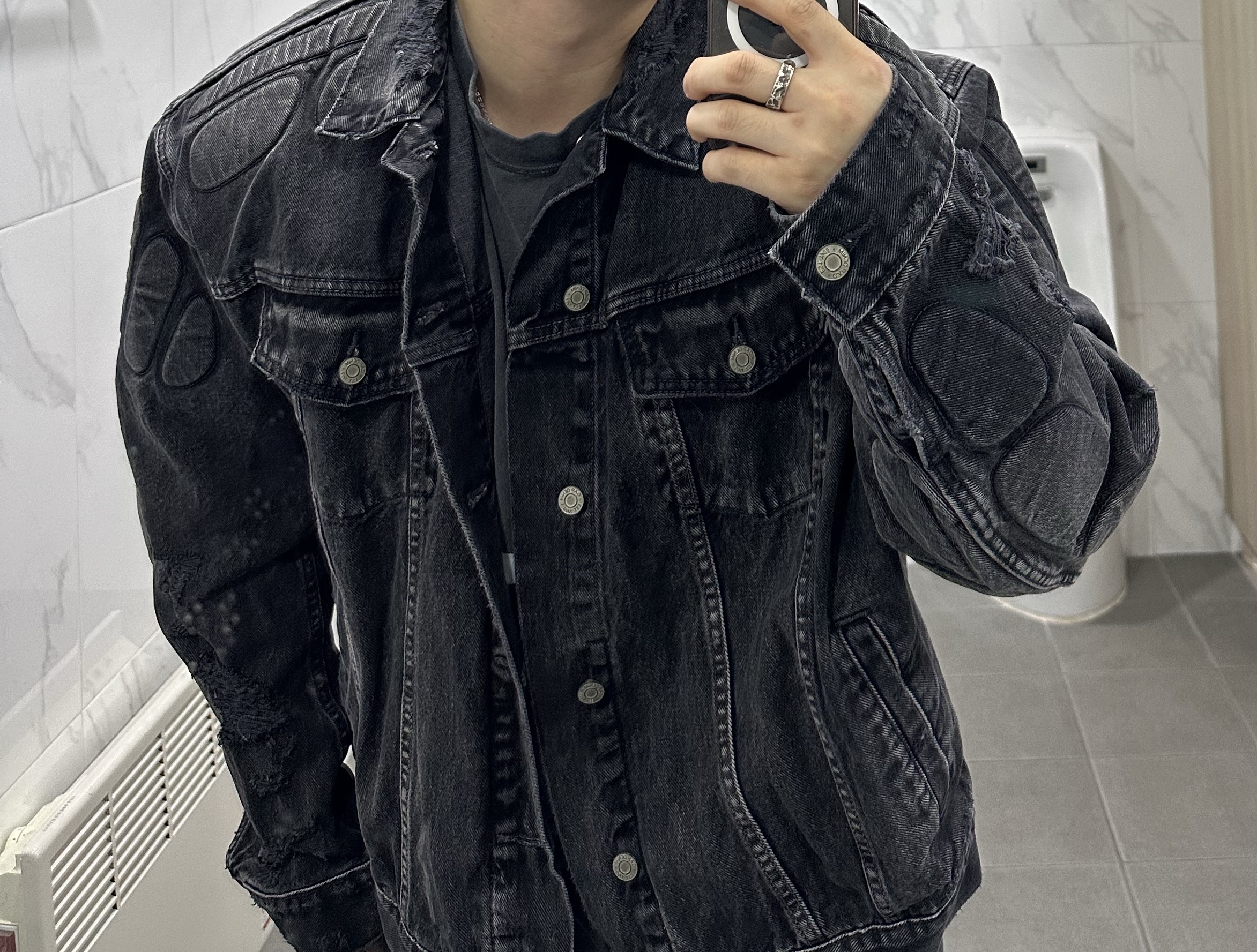 Yeezy Gap Engineered By Balenciaga Padded Denim Jacket Grey Wash 착용 스타일