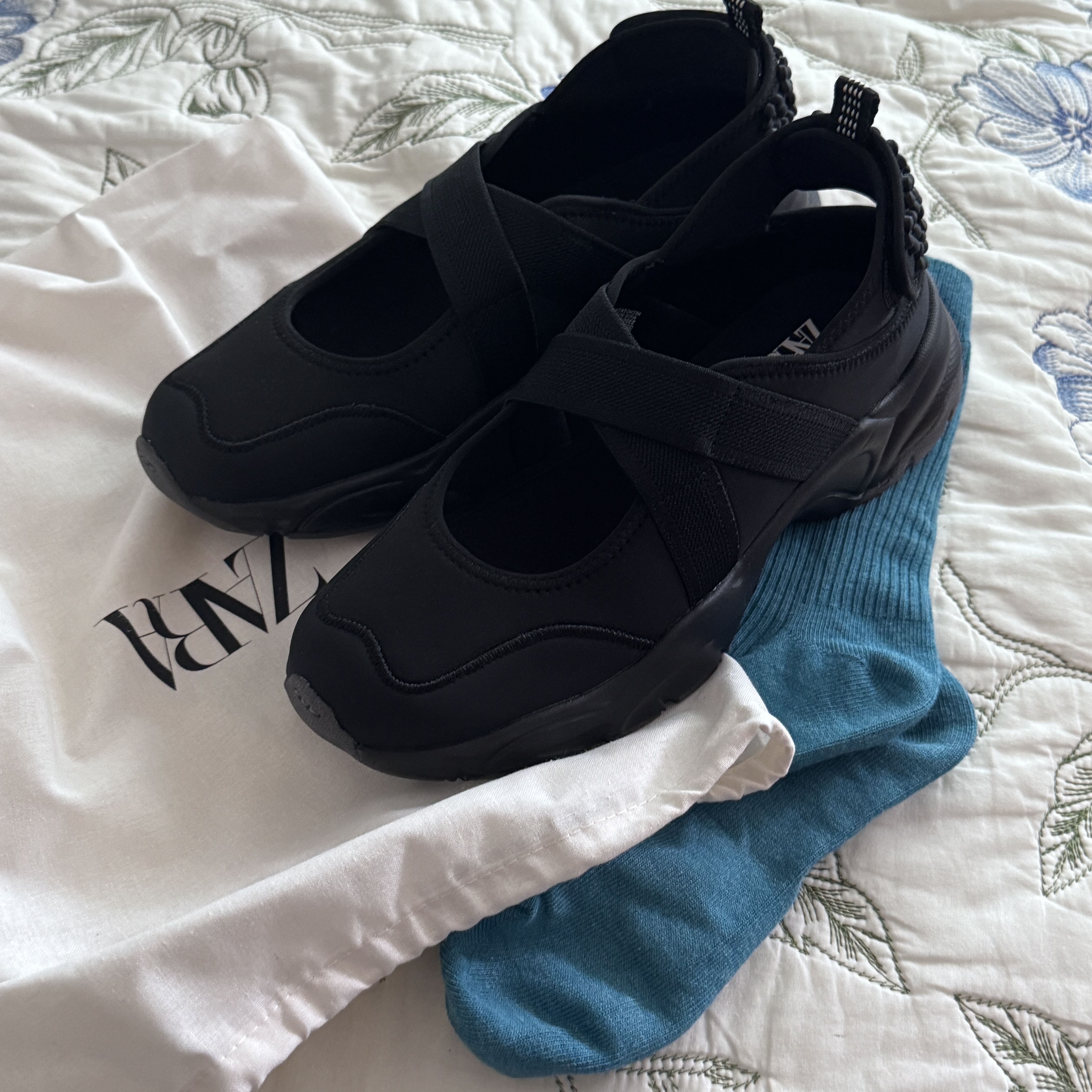 (Kids) Zara Flower Open Sneakers Black 착용 스타일