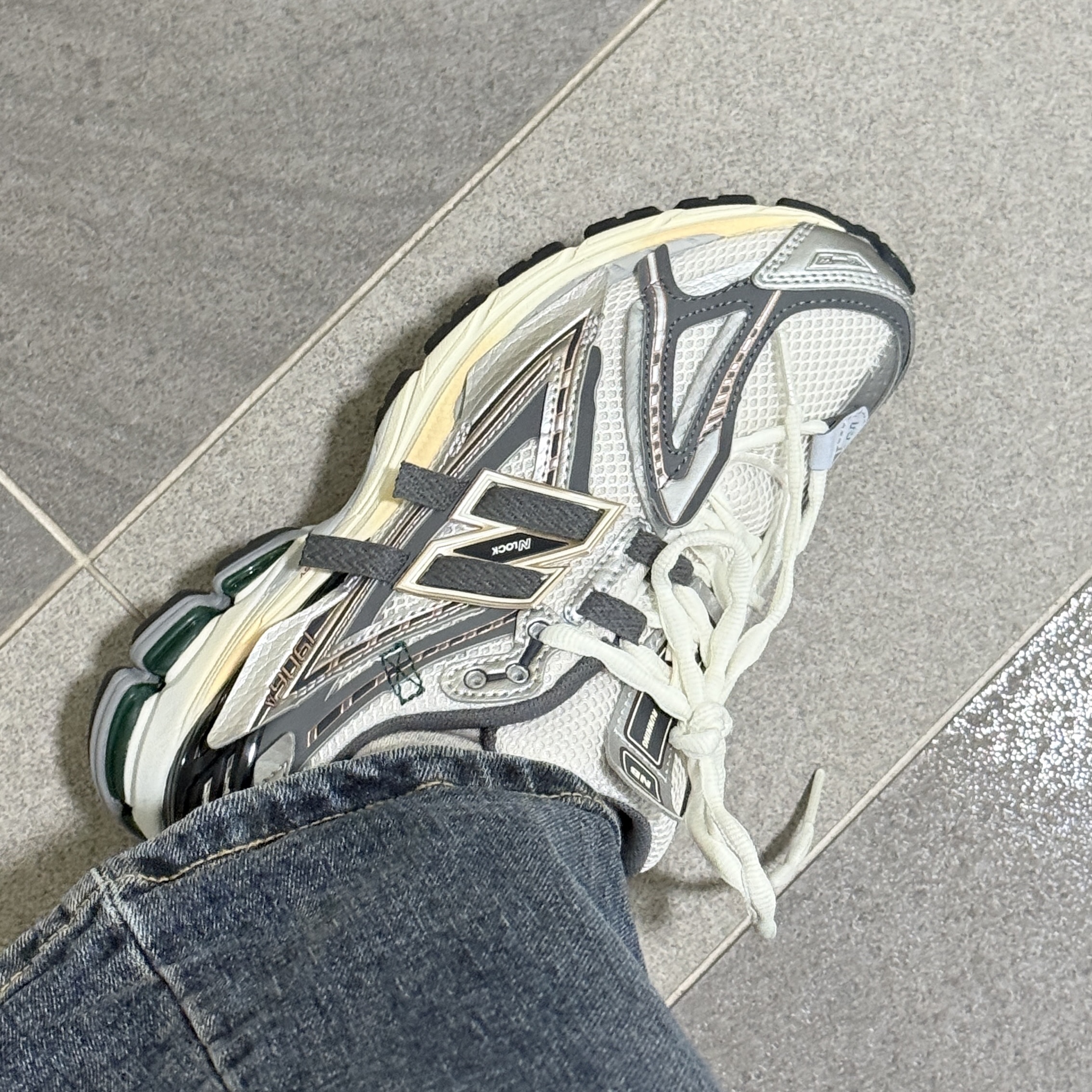 New Balance 1906A Silver Metallic Castlerock 착용 스타일