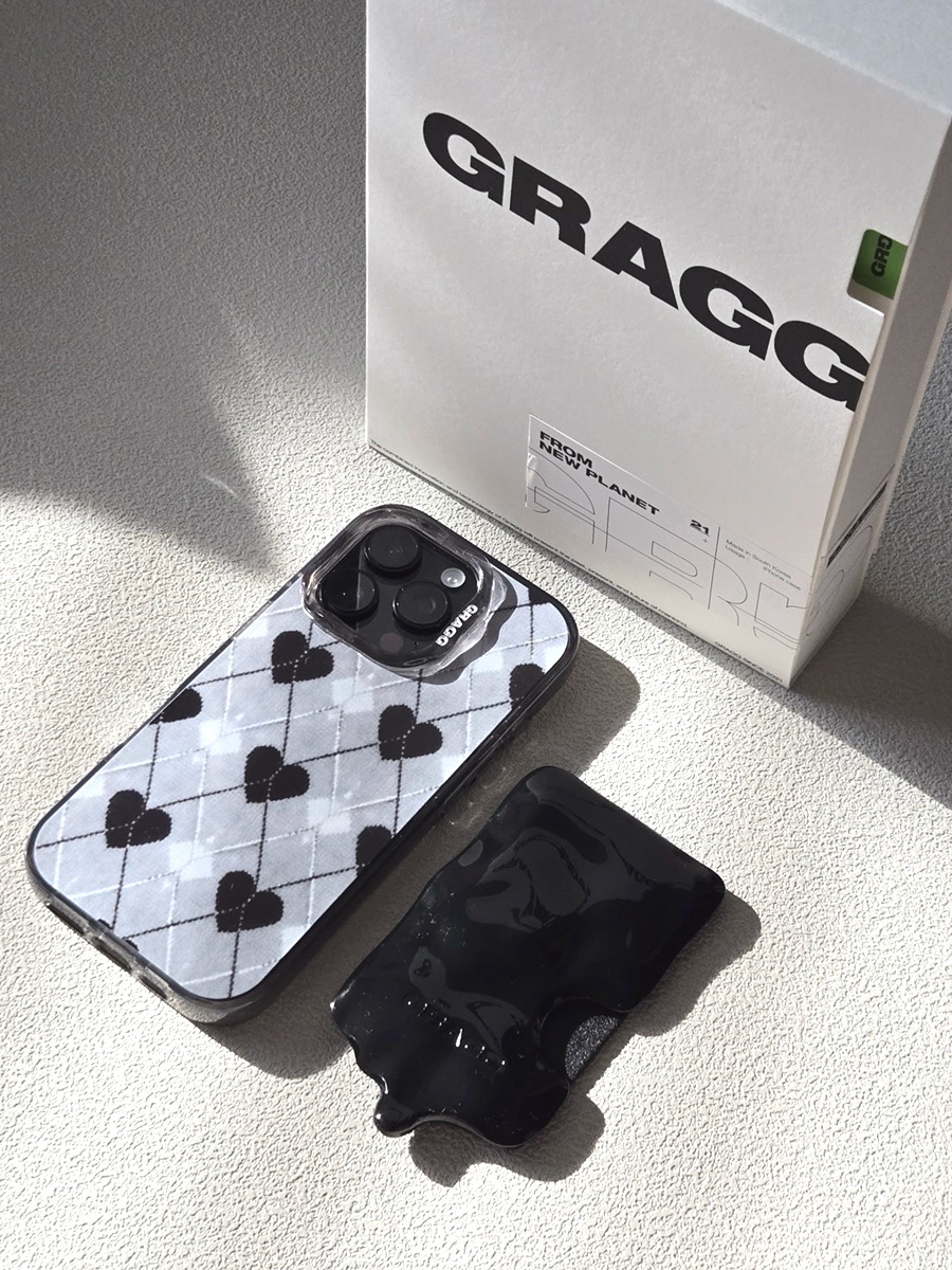 GARGG MAGSAFE LAYERS FRAME CASE CLEAR BLACK - TEXTURED HEART, GRAGG DOUBLE LAYERS MAGSAFE CARD SLOT - BLACK 착용 스타일 - 2