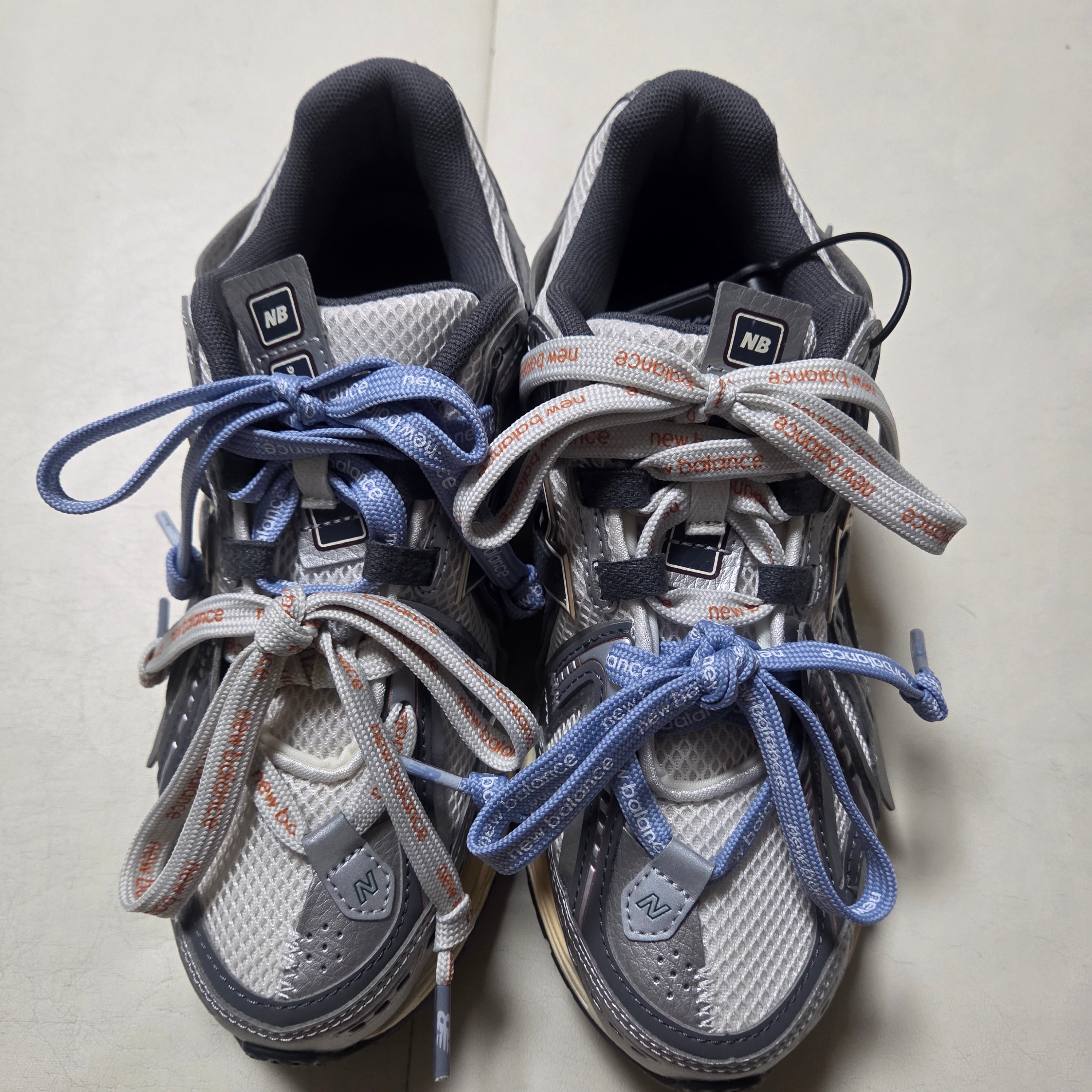 New Balance 1906A Silver Metallic Castlerock 착용 스타일 - 4