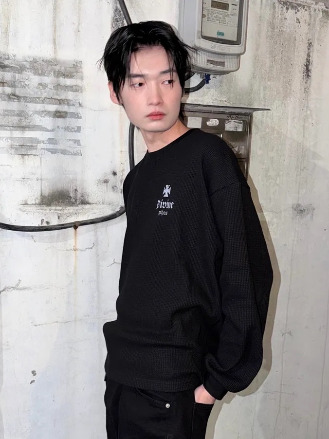 PHOS333 Divine Waffle Long Sleeved Cream, PHOS333 Divine Waffle Long Sleeved Black 착용 스타일 - 2