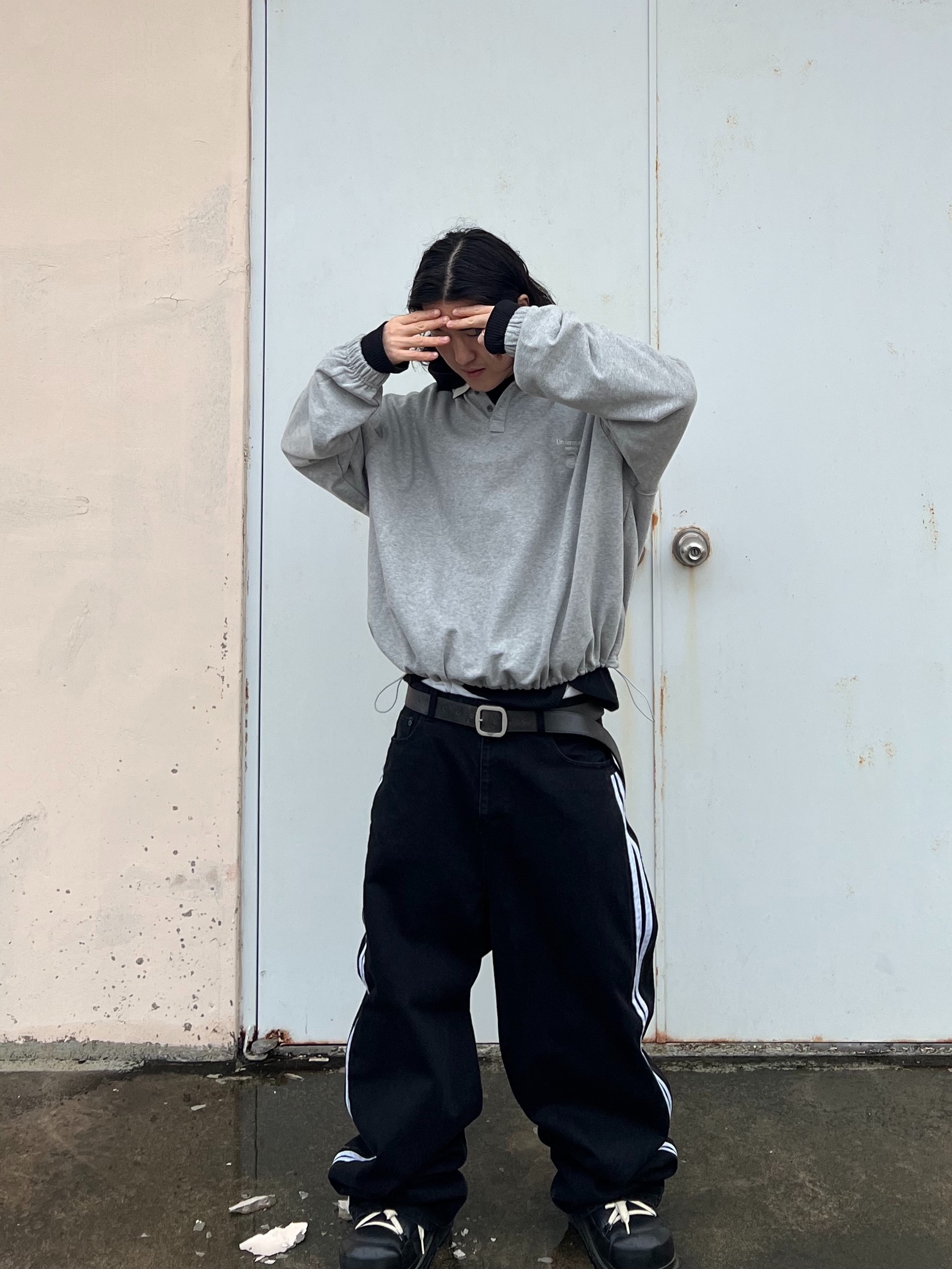 Undermycar Mu.140 Combi Crop Collar Sweatshirt Melange Gray, Undermycar MU.128 Original Logo Cracked Leather Belt Silver / Black 착용 스타일 - 2