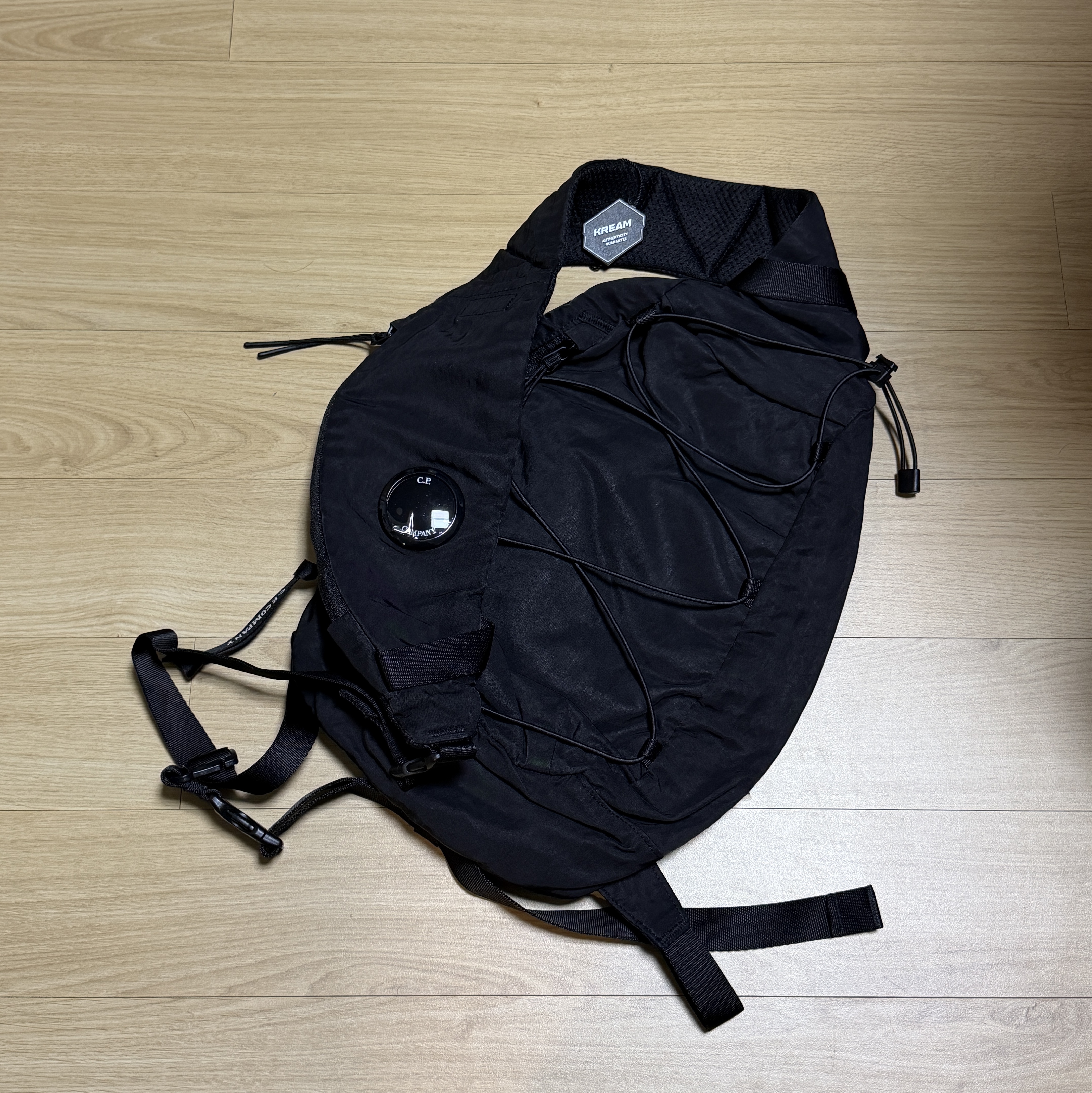C.P. Company Nylon B Lens Cross Bag Black 착용 스타일