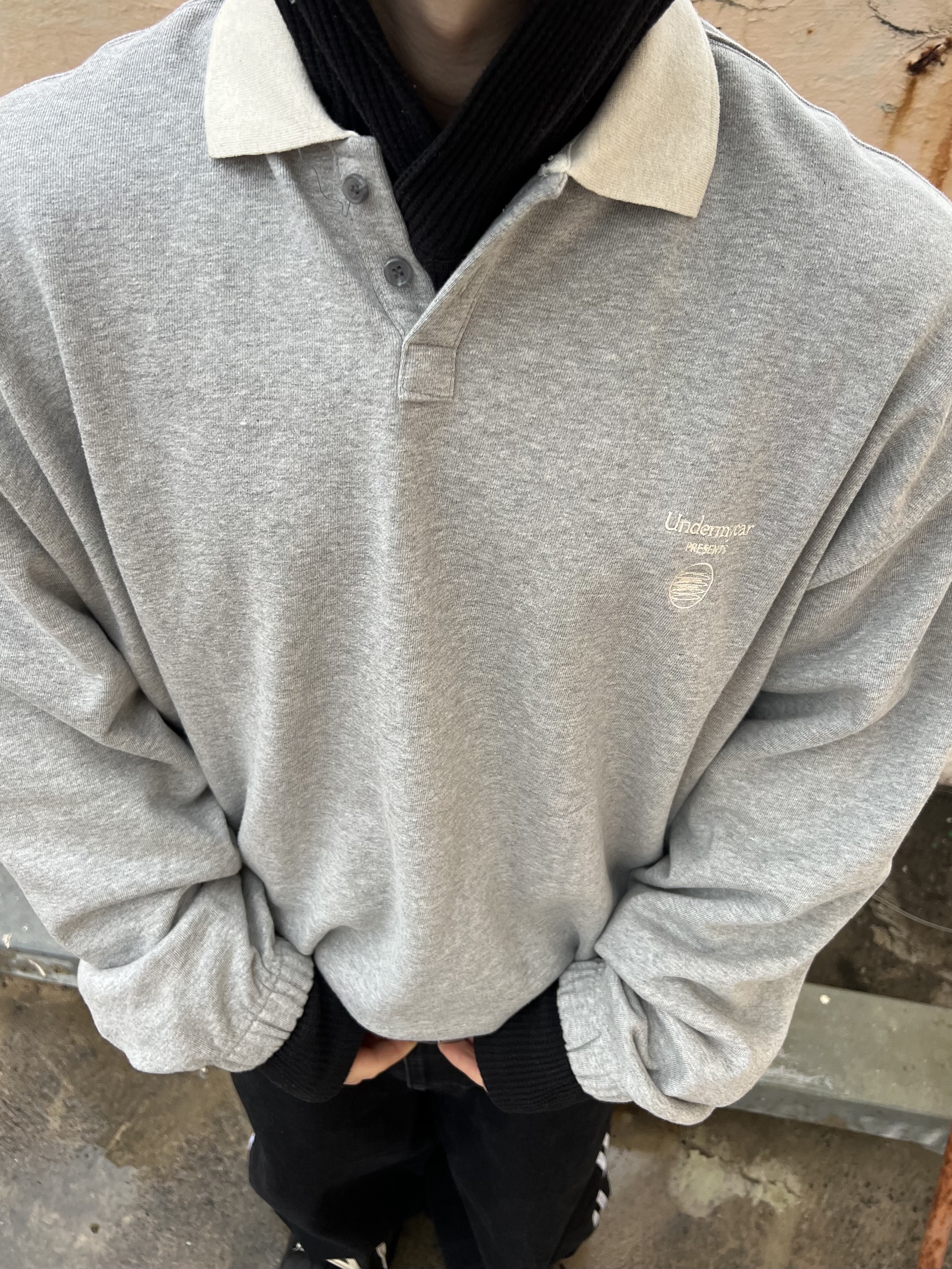 Undermycar Mu.140 Combi Crop Collar Sweatshirt Melange Gray, Undermycar MU.128 Original Logo Cracked Leather Belt Silver / Black 착용 스타일 - 1