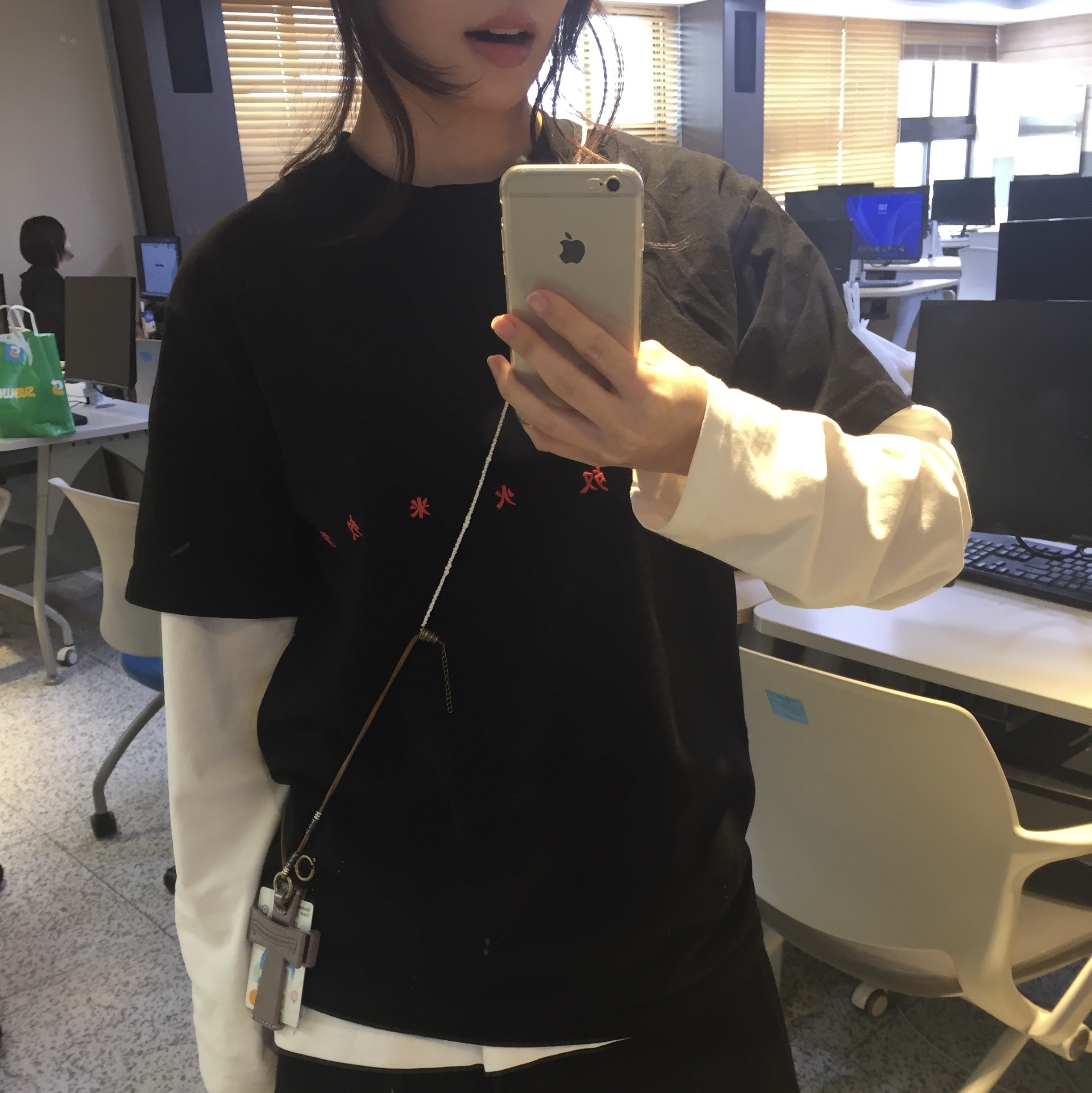 Sansan Gear Chan T-Shirt Black 착용 스타일 - 2