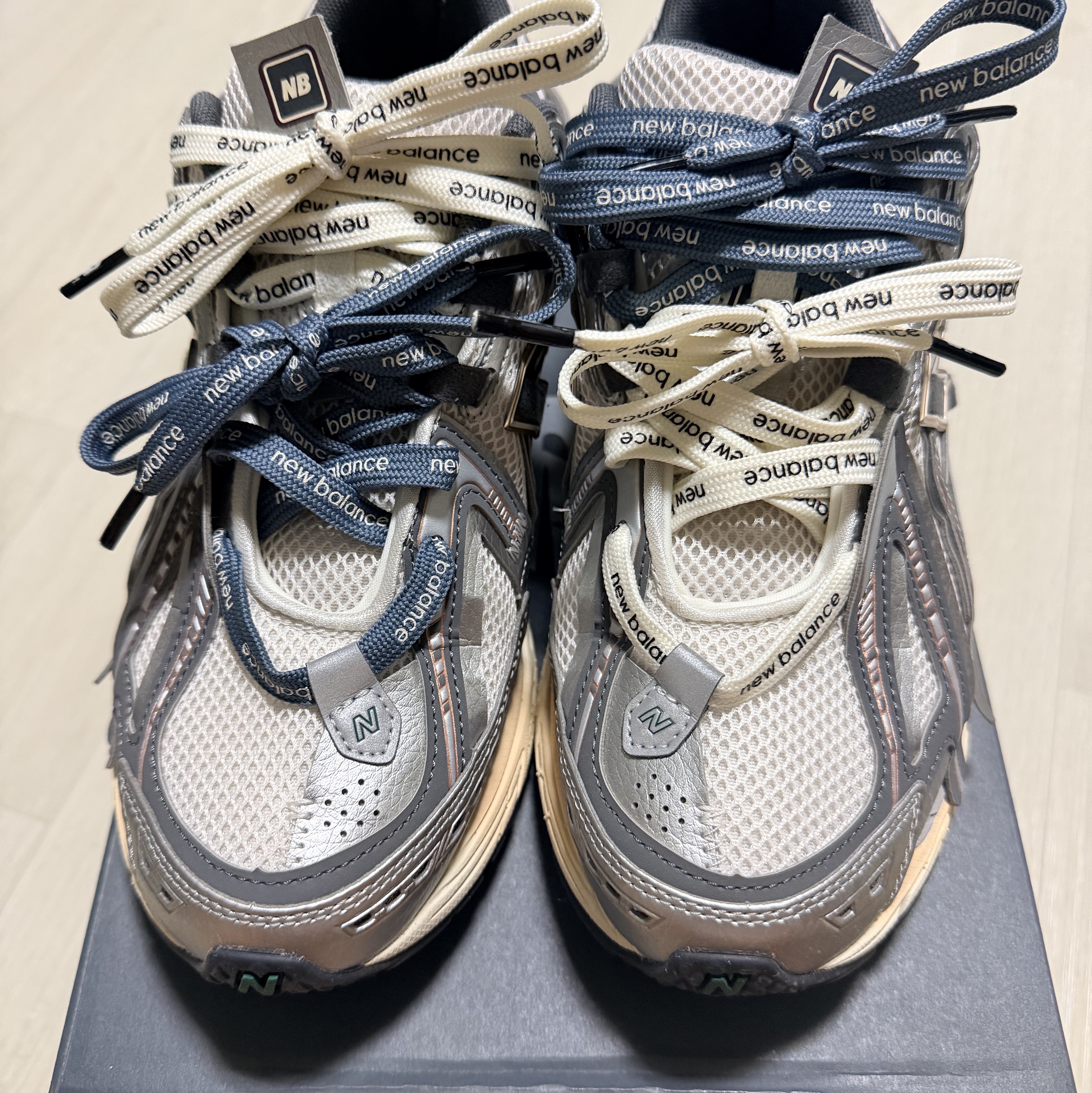 New Balance 1906A Silver Metallic Castlerock 착용 스타일