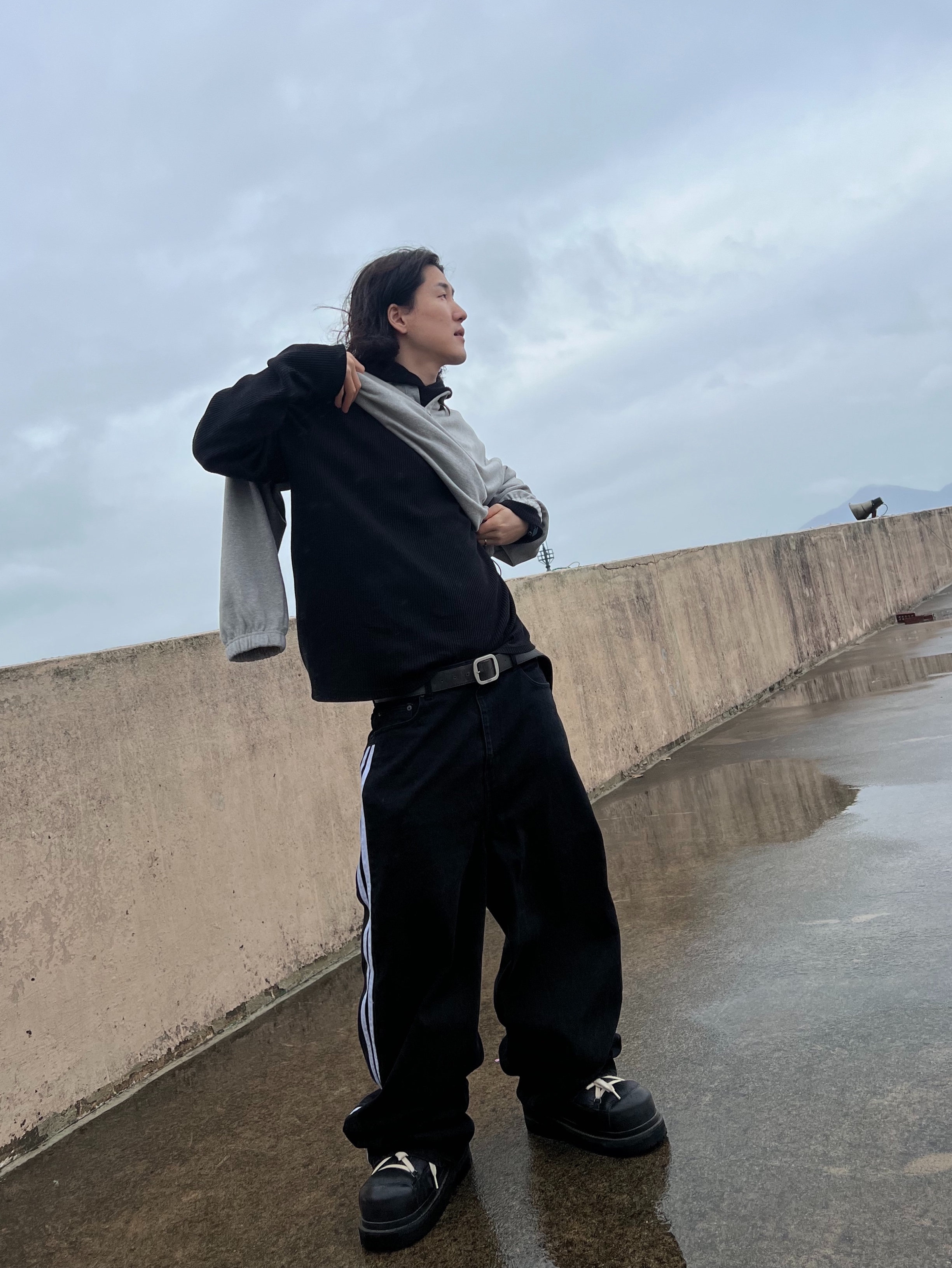 Undermycar Mu.140 Combi Crop Collar Sweatshirt Melange Gray, Undermycar MU.128 Original Logo Cracked Leather Belt Silver / Black 착용 스타일 - 9