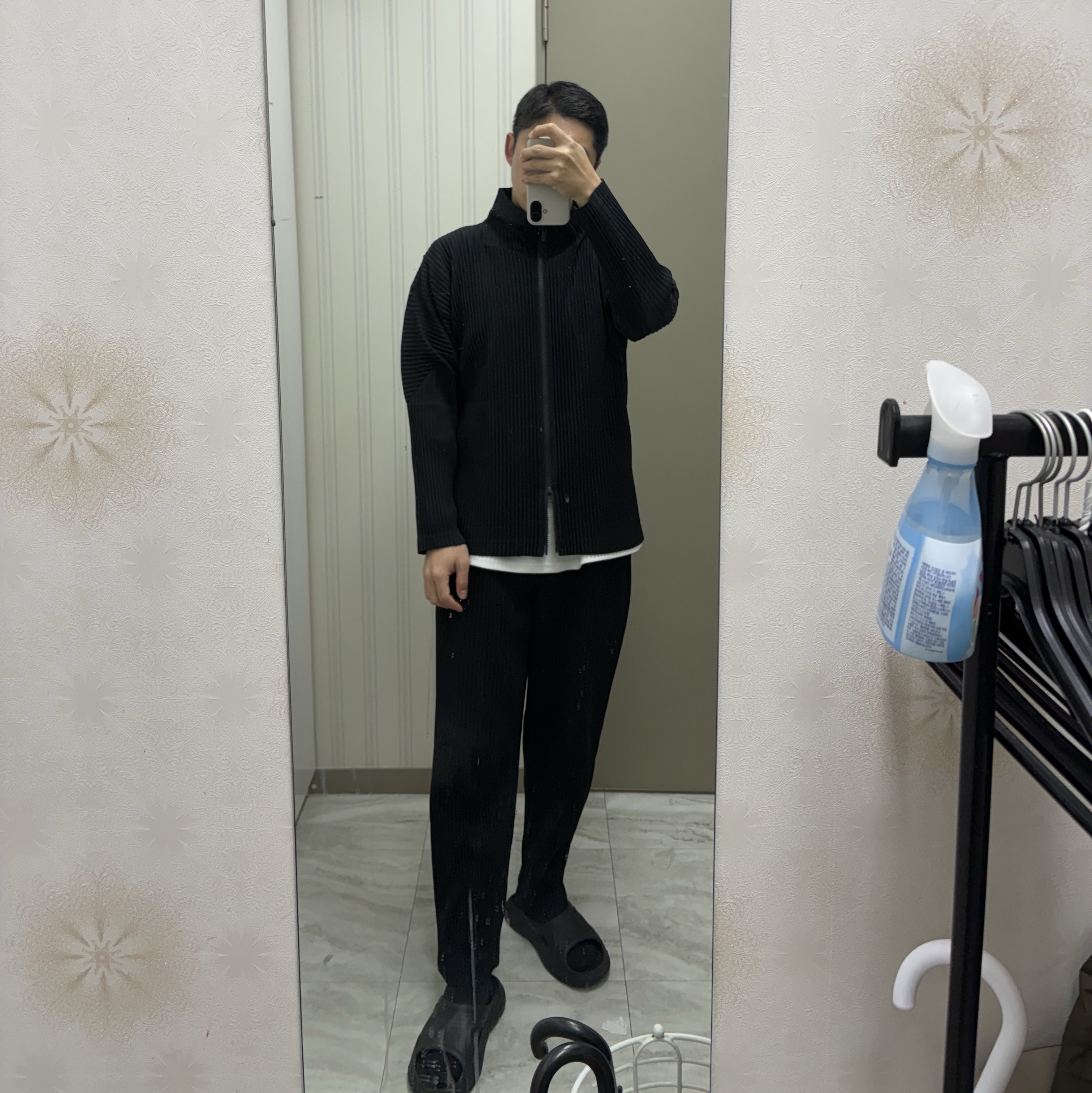 Homme Plisse Issey Miyake Basics Zip Up Jacket Black, Homme Plisse Issey Miyake Straight Basics Pants Black 착용 스타일