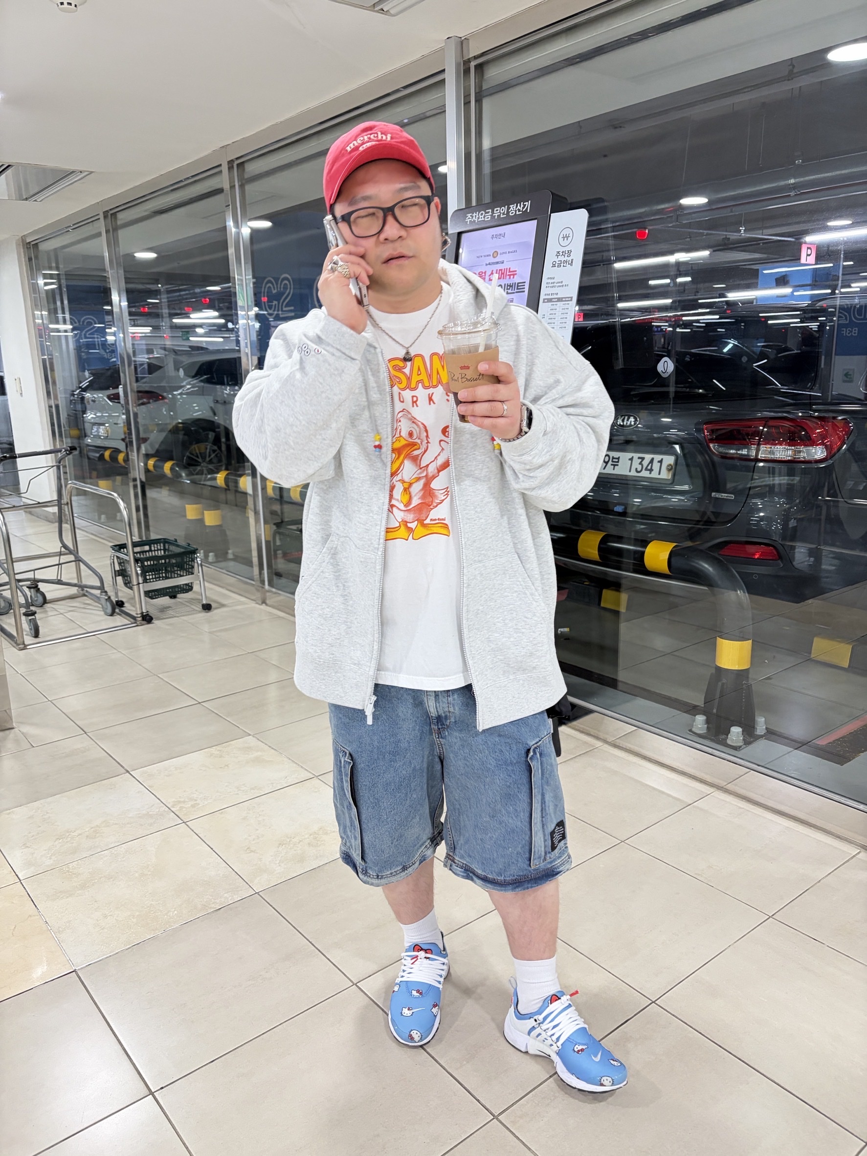 Nike x Hello Kitty Air Presto University Blue, Converse x Hello Kitty and Friends Full Zip Hoodie Converse Black 착용 스타일 - 3