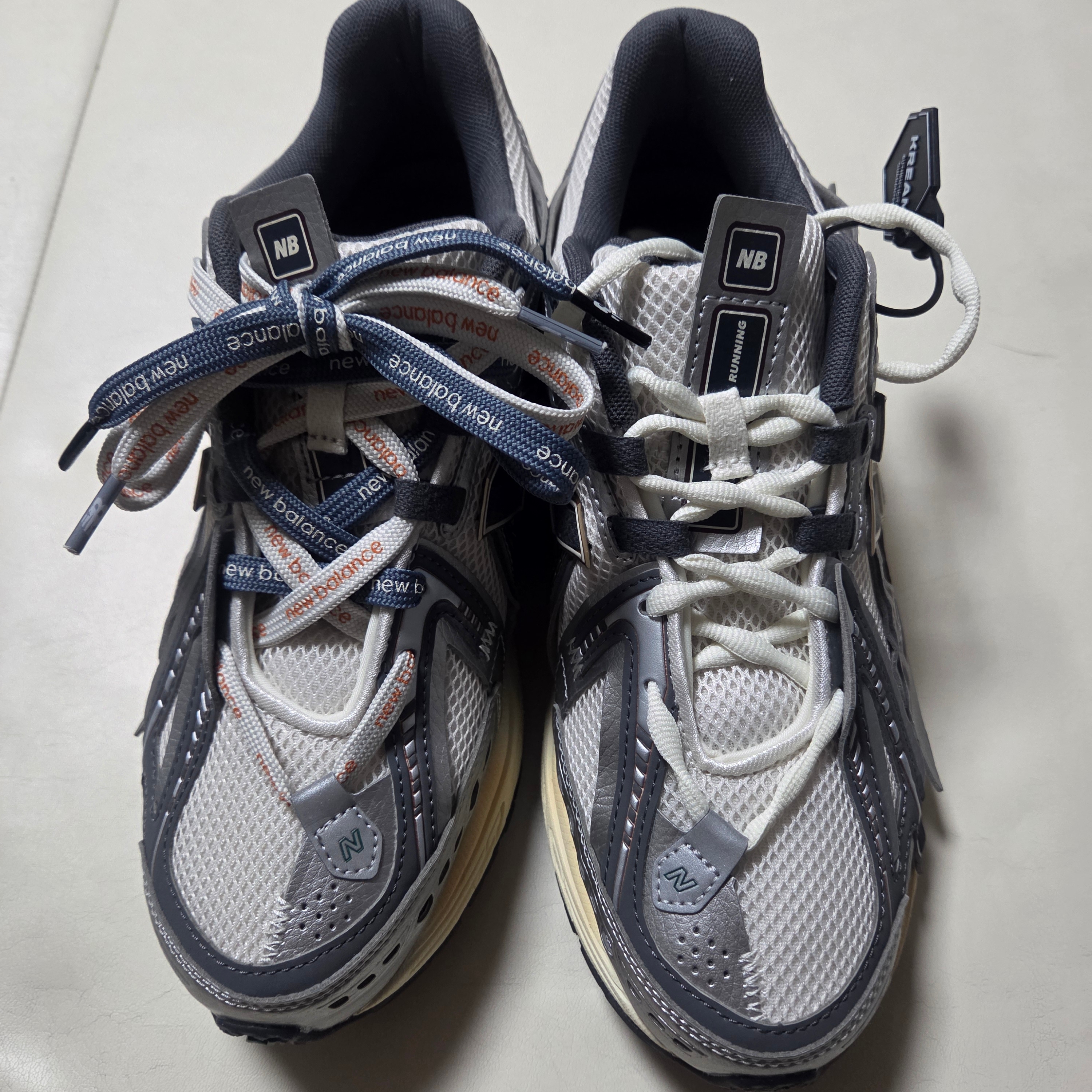 New Balance 1906A Silver Metallic Castlerock 착용 스타일 - 3
