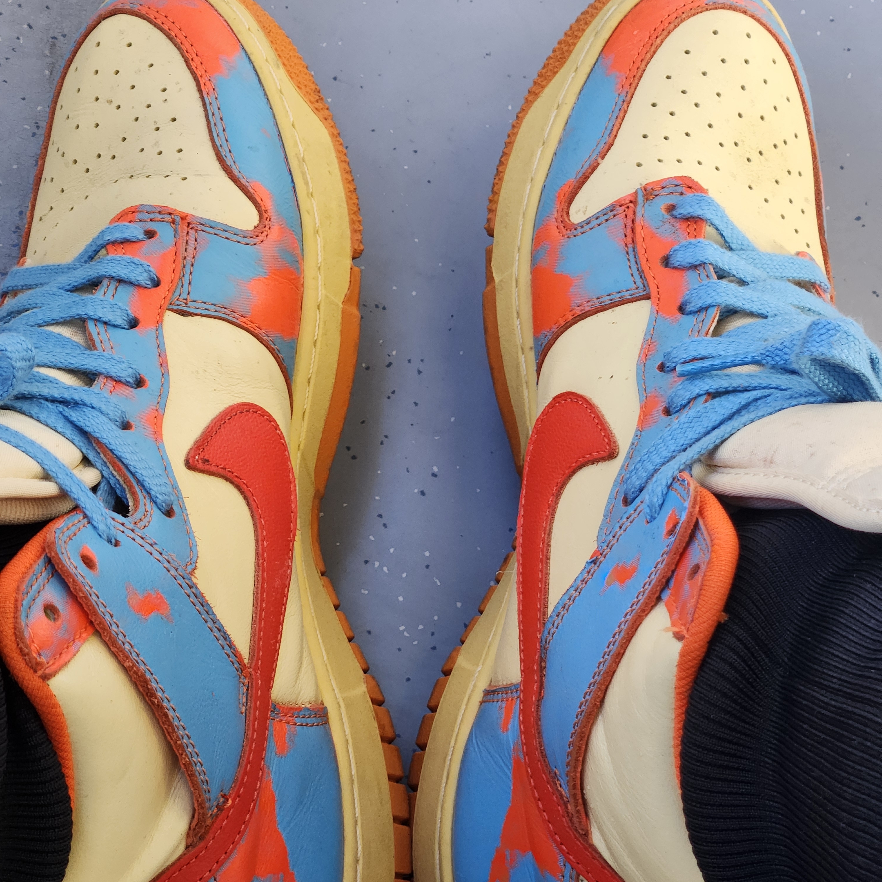 Uniqlo UT x Kaws x Warhol Coach Jacket Black, Nike Dunk High 1985 SP Orange Acid Wash 착용 스타일 - 2