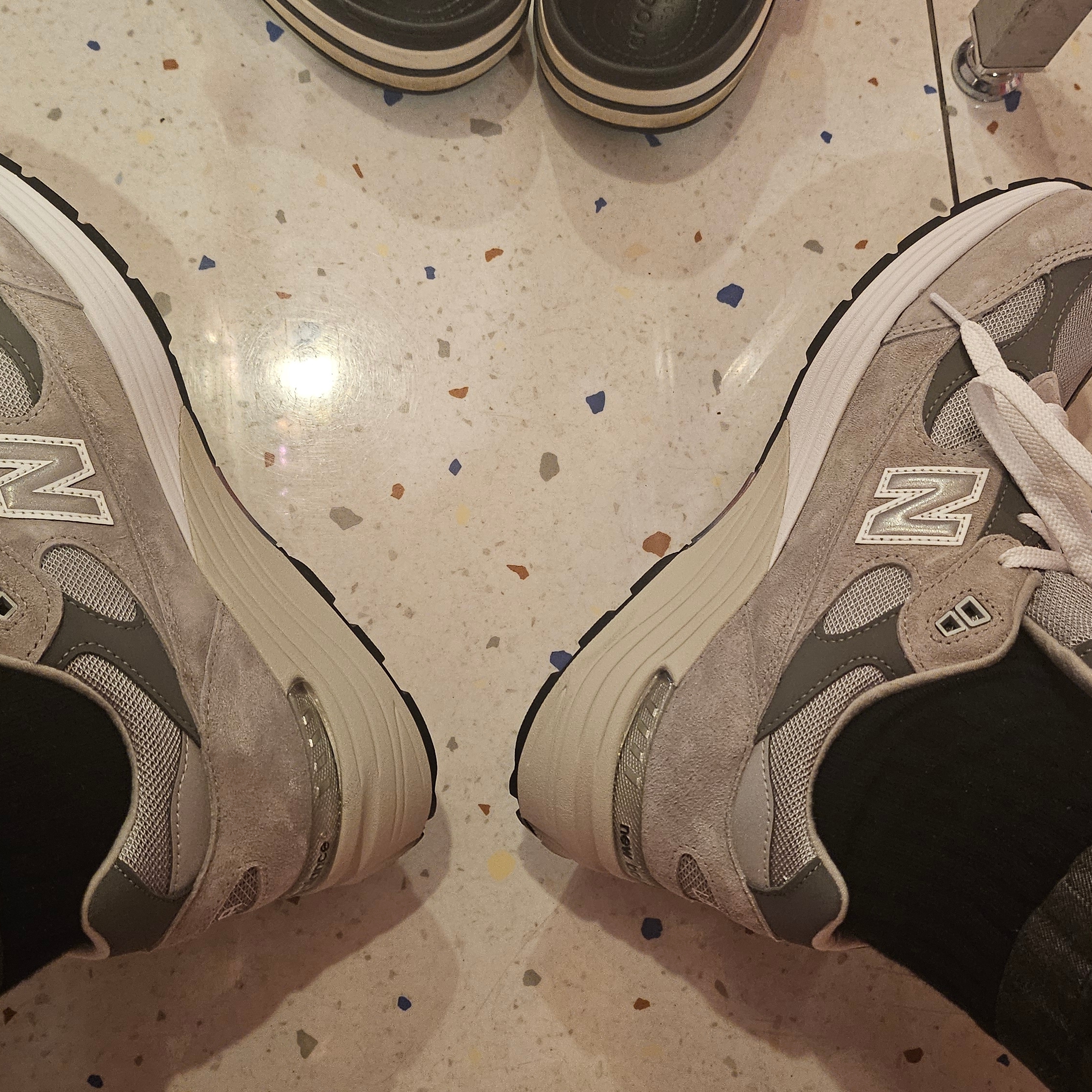 New Balance 992 Made in USA Core Grey Silver Metallic 착용 스타일 - 2