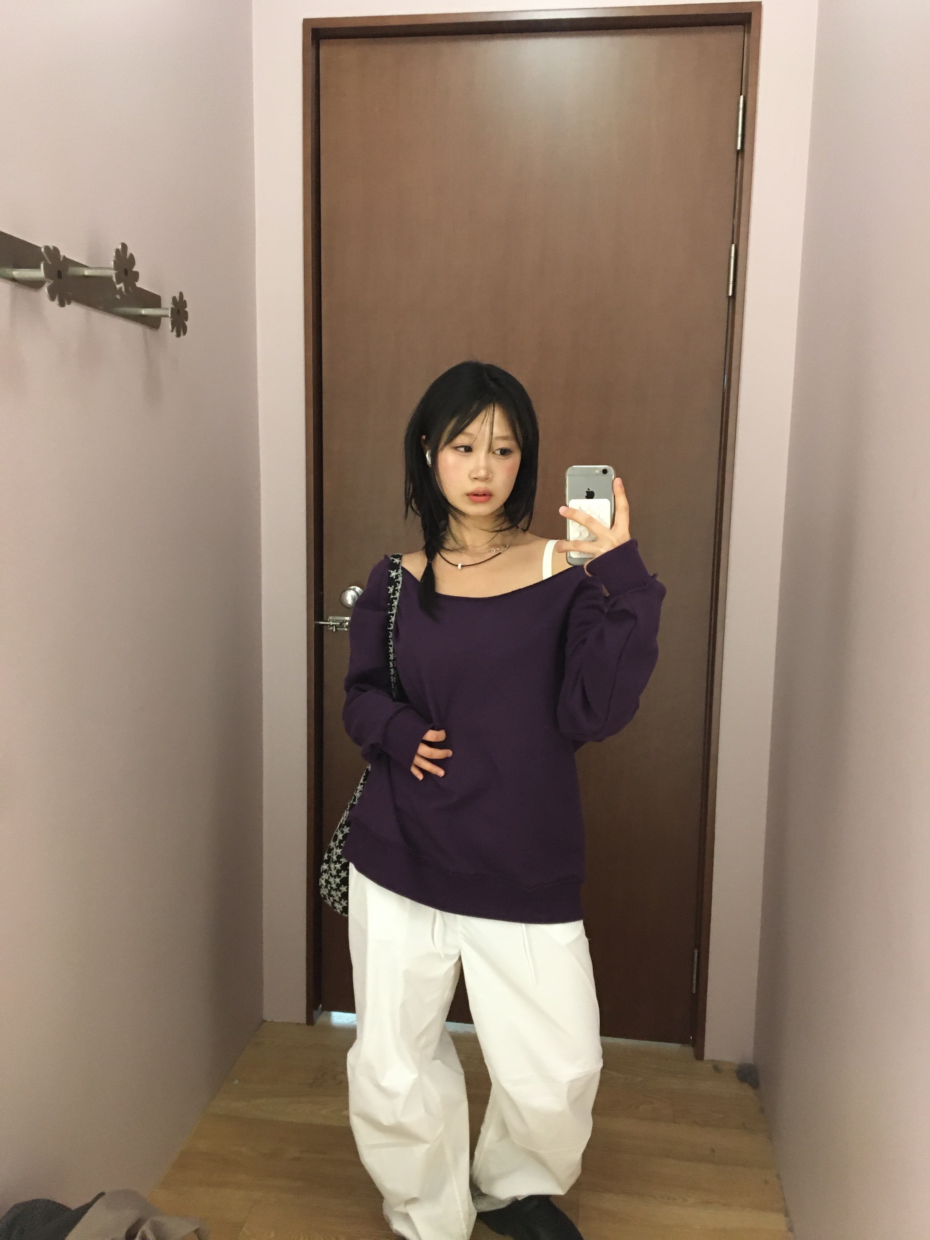 COYSEIO 038 Off-Shoulder Sweatshirt Purple 착용 스타일 - 2