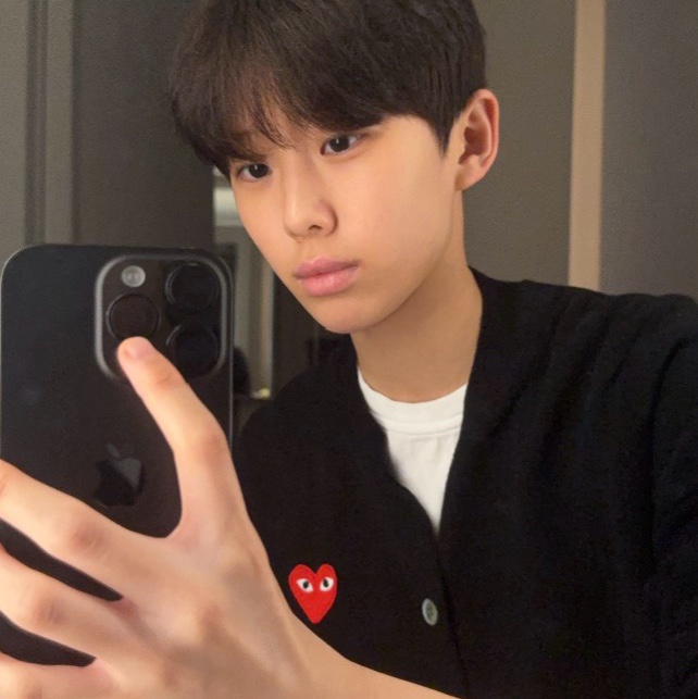 Play Comme des Garcons Red Heart Knit Cardigan Black 착용 스타일 - 1