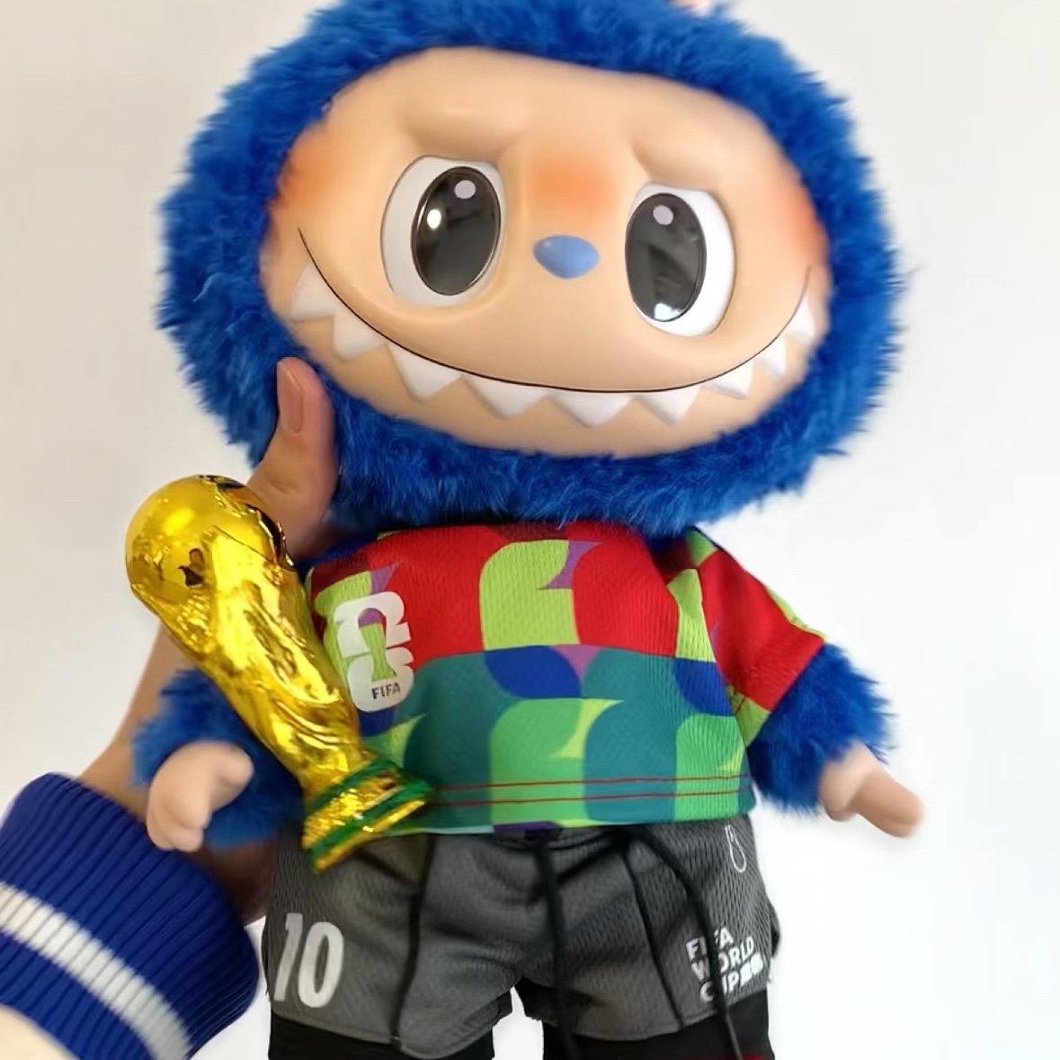 Pop Mart The Monsters x FIFA Series Catch The Win Vinyl Plush Doll 착용 스타일
