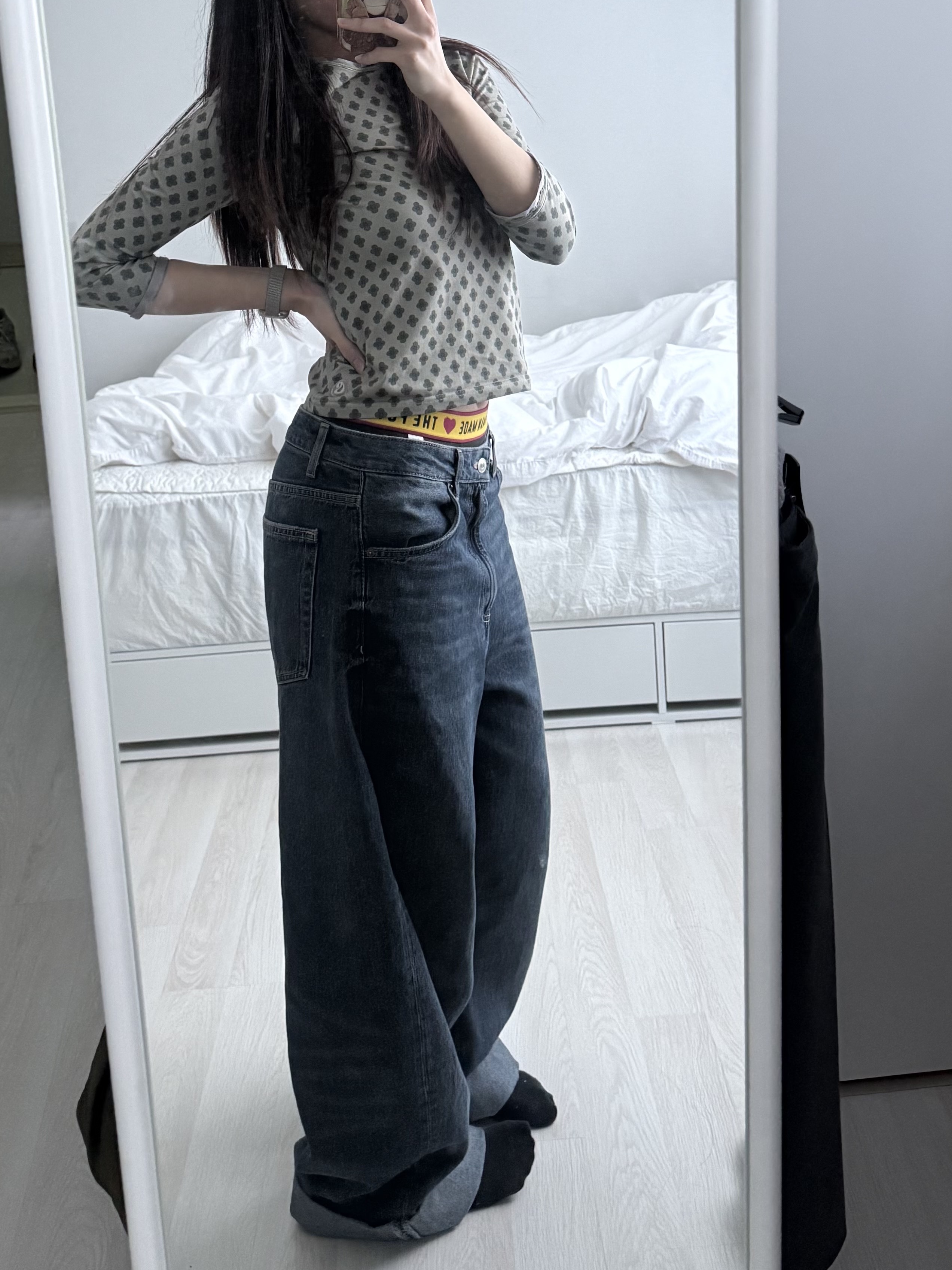 COYSEIO Flower Capri Sleeve Light Khaki 착용 스타일