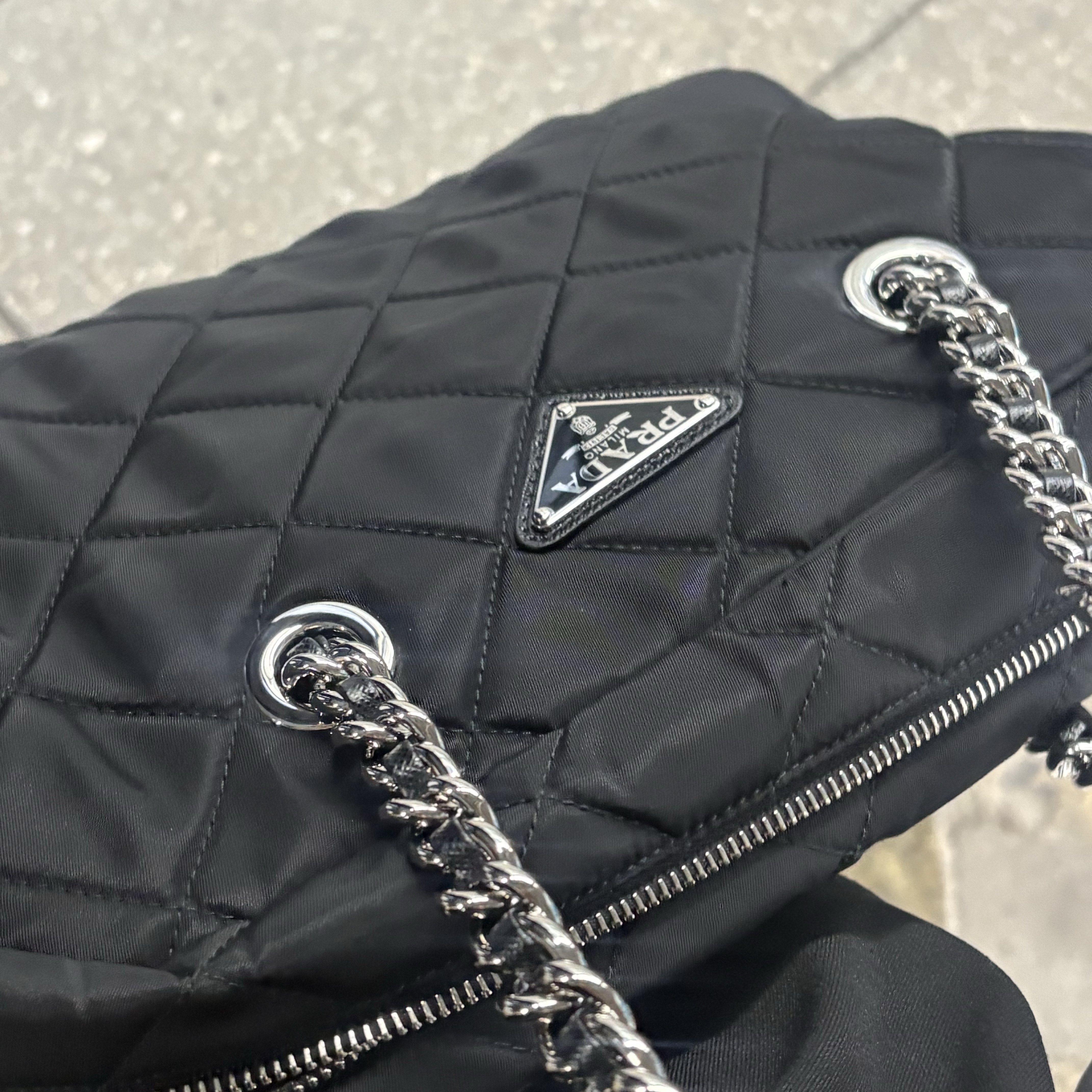 Prada Pocono Nylon Quilted Chain Shoulder Bag Black 착용 스타일