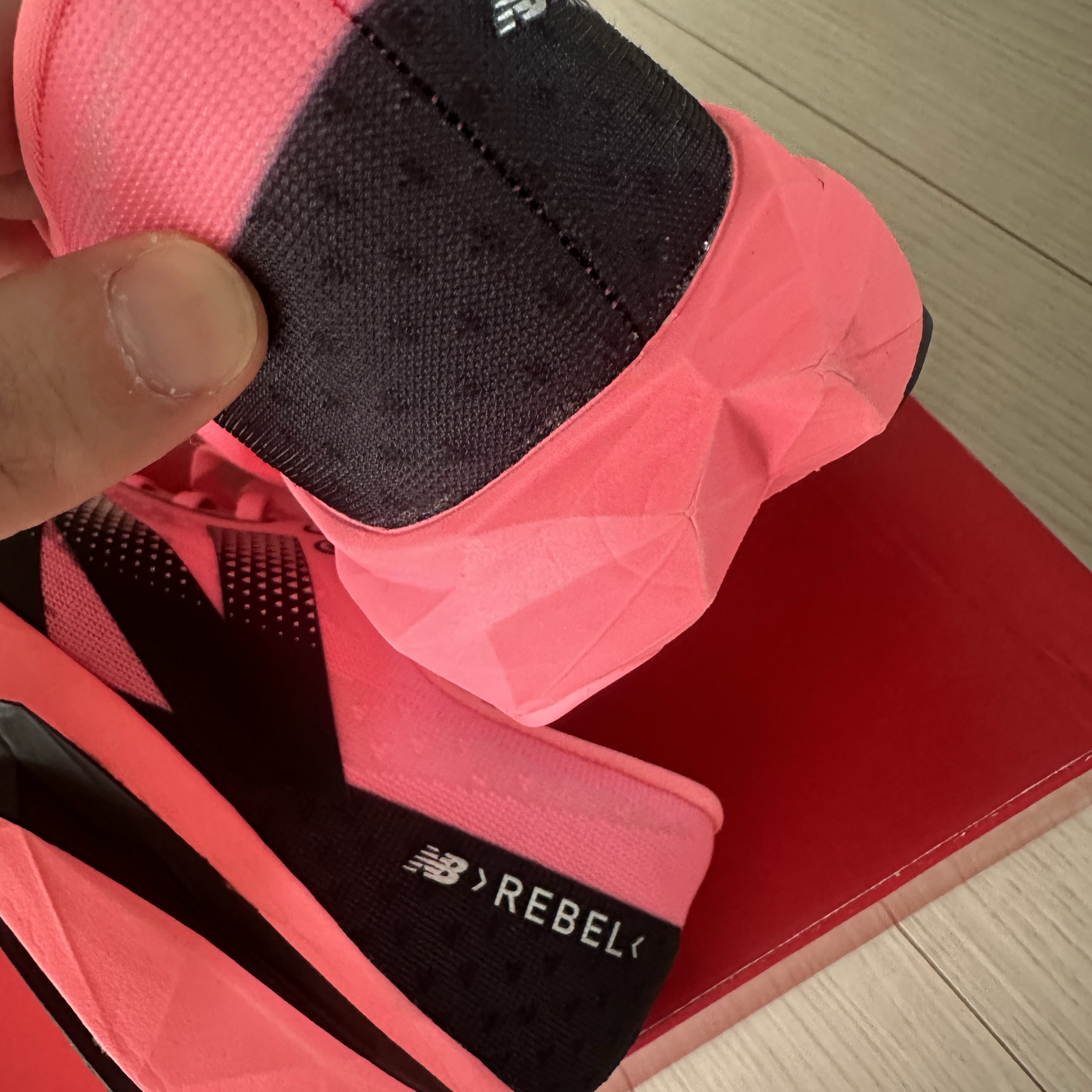 New Balance Fuelcell Rebel v4 Ultra Pink Black - 2E Wide 착용 스타일 - 2