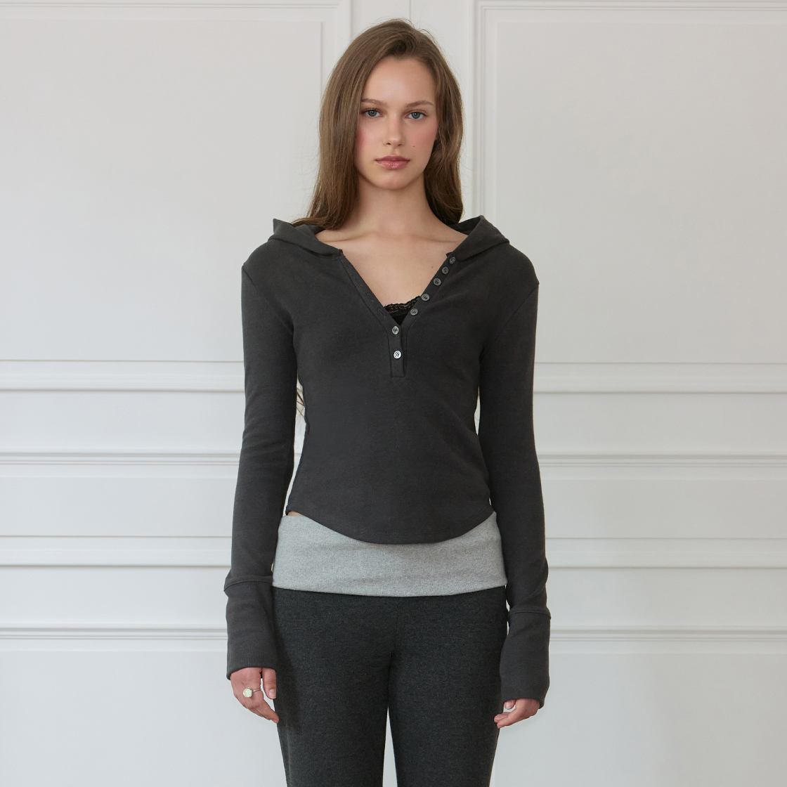 로제프란츠 슬림핏 헨리넥 언밸런스 헴 후디 [차콜](Rosefrantz Slim-Fit Henley Asymmetric Hem Hoodie [Charcoal]) - 2