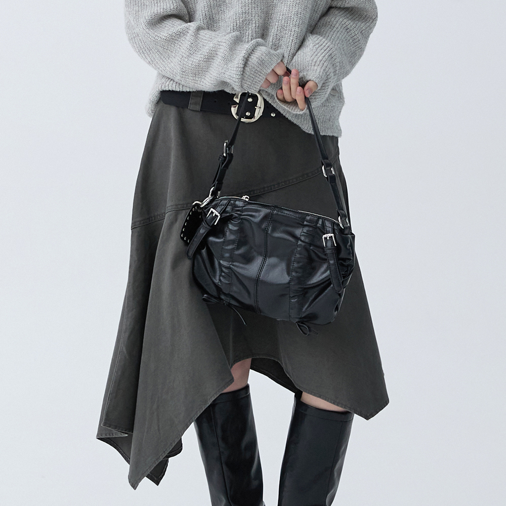 아크무어 스퀘어 셔링 숄더백 블랙(ARCMOOR Barrel Ruched Shoulder Bag Black) - 6