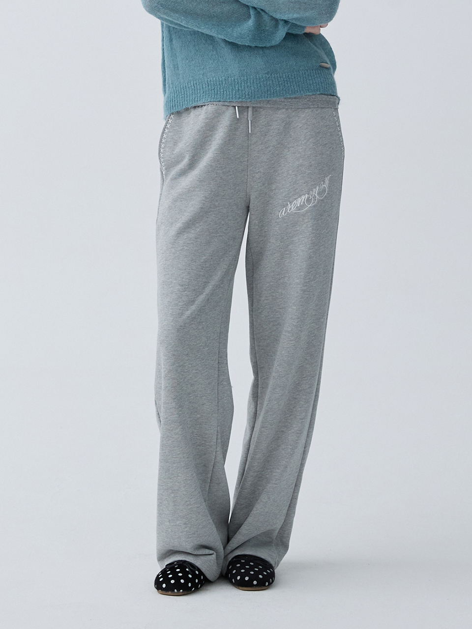 아크무어 에센셜 자수 로우웨이스트 팬츠 그레이(ARCMOOR Essential Embroidered Low-Waist Pants Grey) - 5
