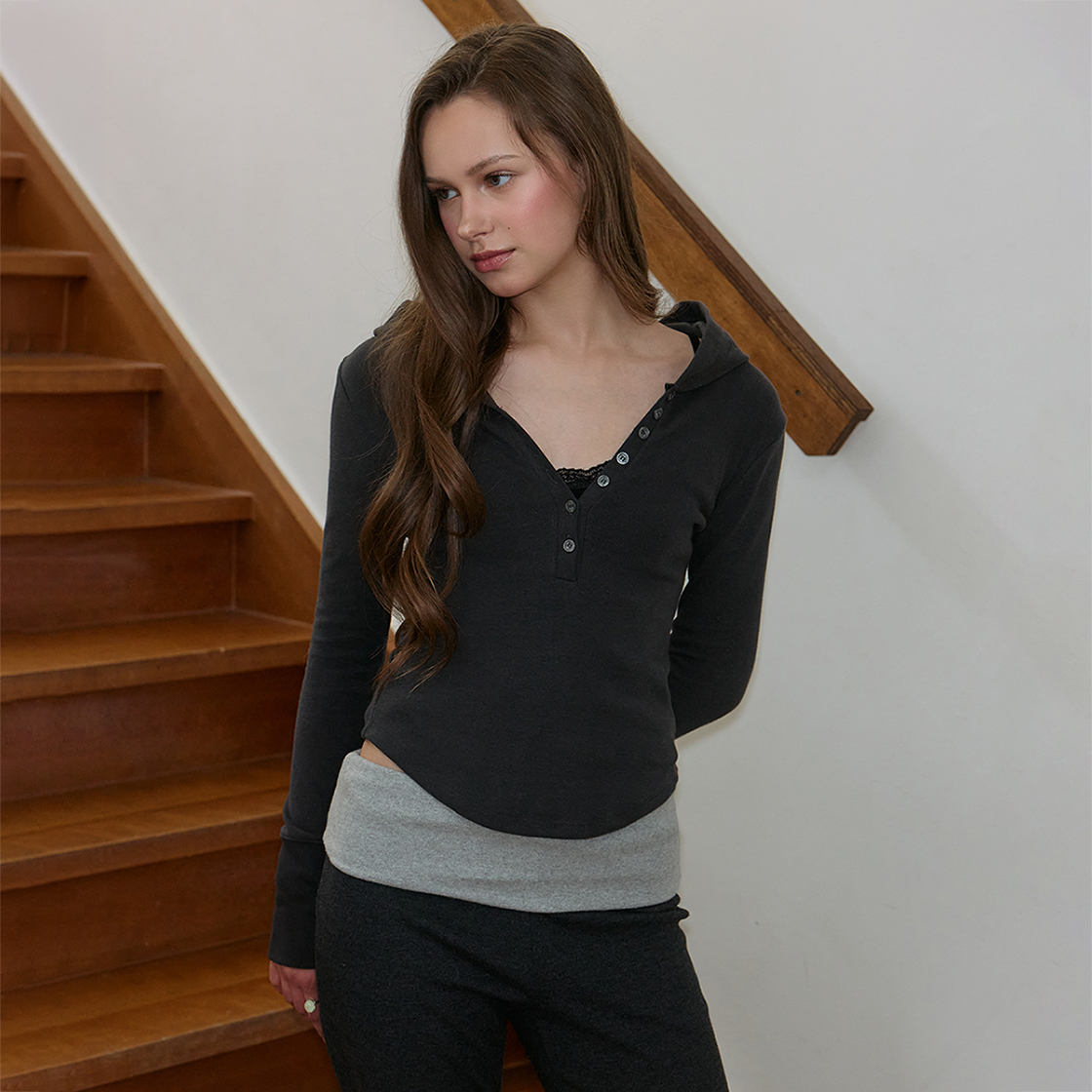 로제프란츠 슬림핏 헨리넥 언밸런스 헴 후디 [차콜](Rosefrantz Slim-Fit Henley Asymmetric Hem Hoodie [Charcoal]) - 4