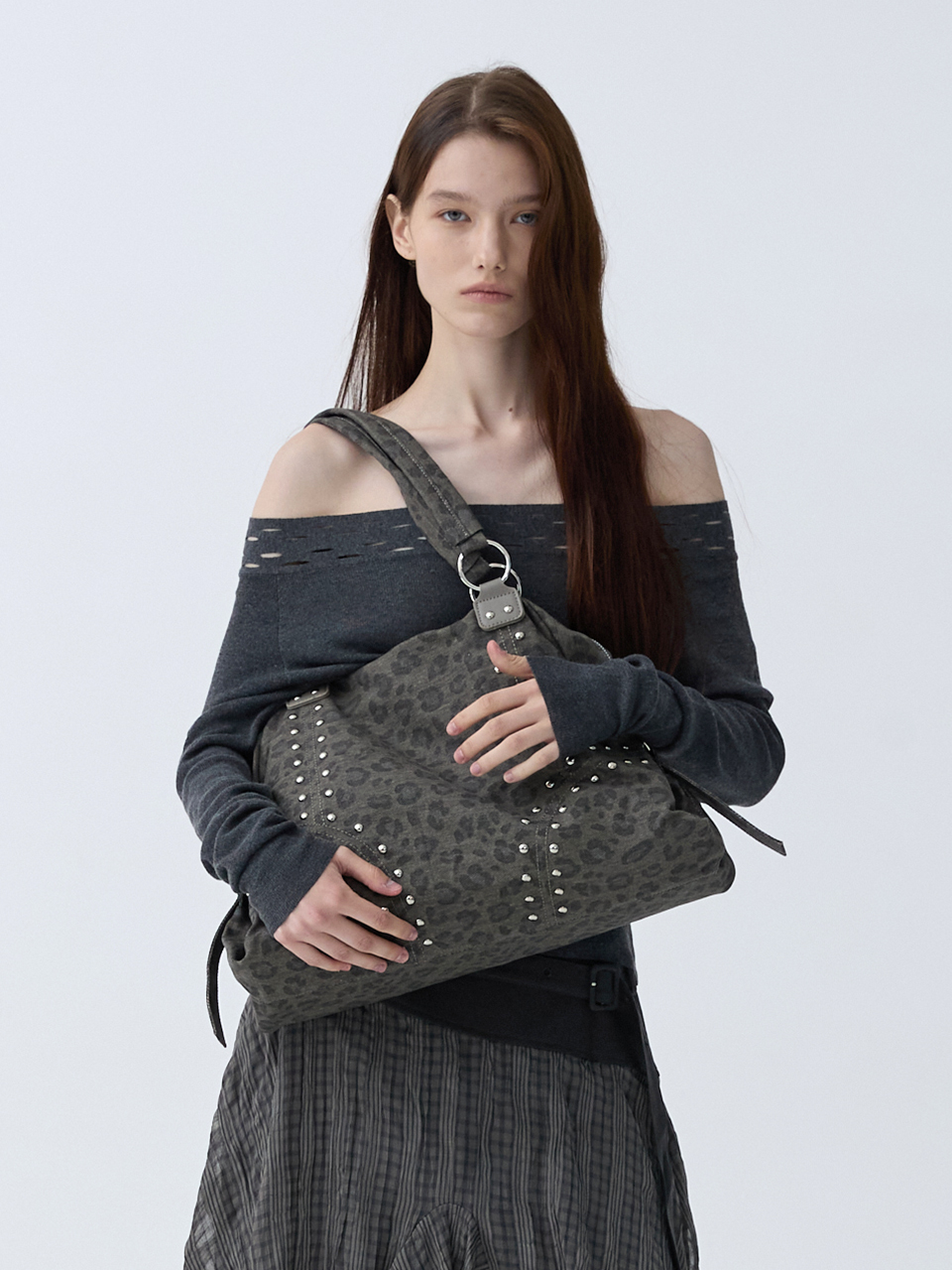 아크무어 스터디드 와일드 백 그레이(ARCMOOR Studded Wild Bag Grey) - 2