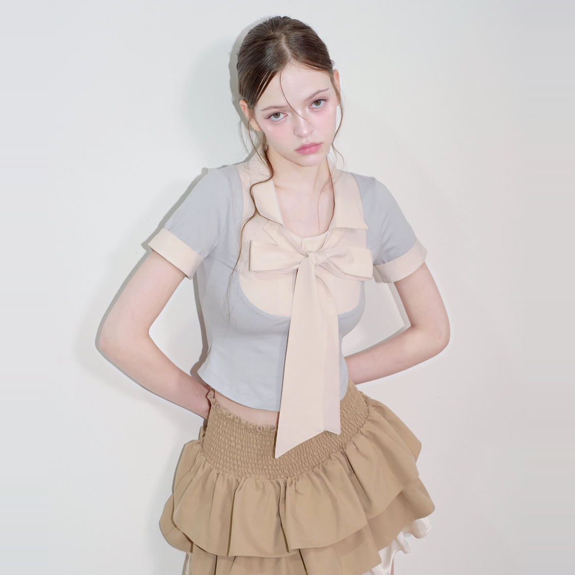 아크메서드 레이어드 리본 스카프 타이 숏슬리브 탑 - 그레이(ARCMETHOD Layered Ribbon Scarf-Tie Short Sleeve Top - Grey) - 2