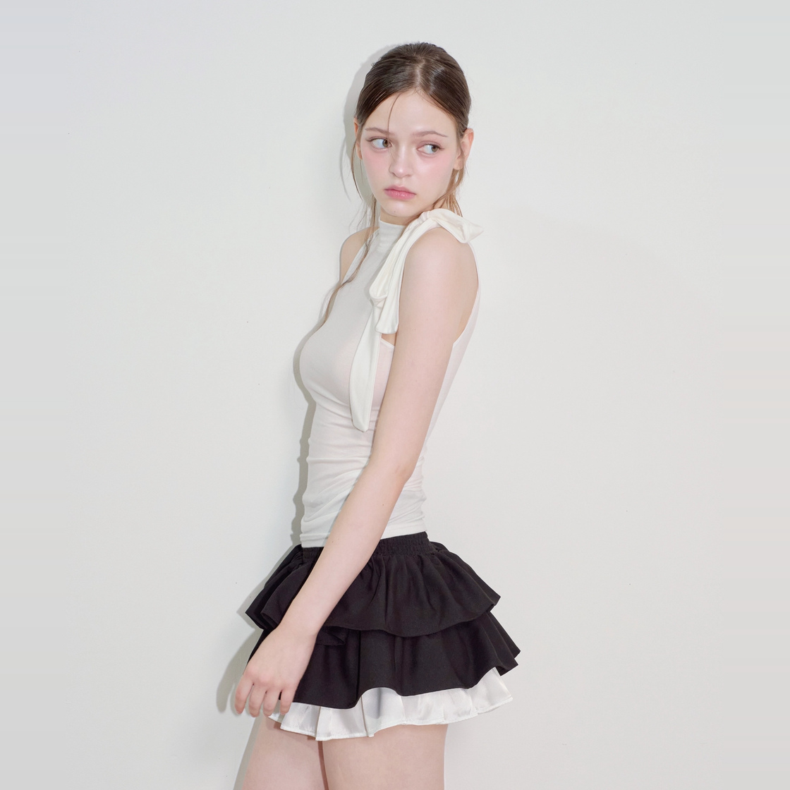 아크메서드 셔링 스카프 타이 슬리브리스 탑 - 화이트(ARCMETHOD Shirred Scarf Tie Sleeveless Top - White) - 4