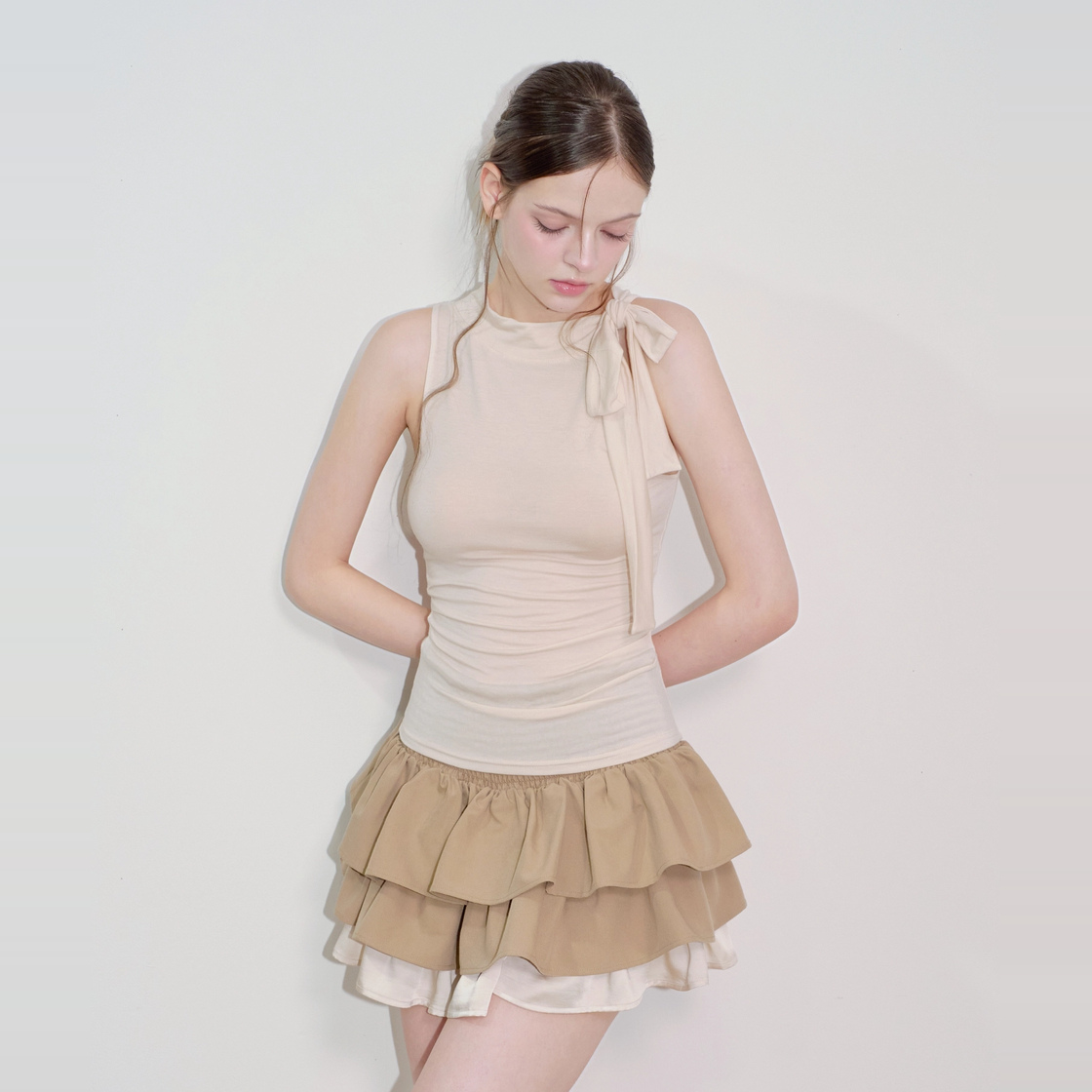 아크메서드 셔링 스카프 타이 슬리브리스 탑 - 베이지(ARCMETHOD Shirred Scarf Tie Sleeveless Top - Beige) - 5